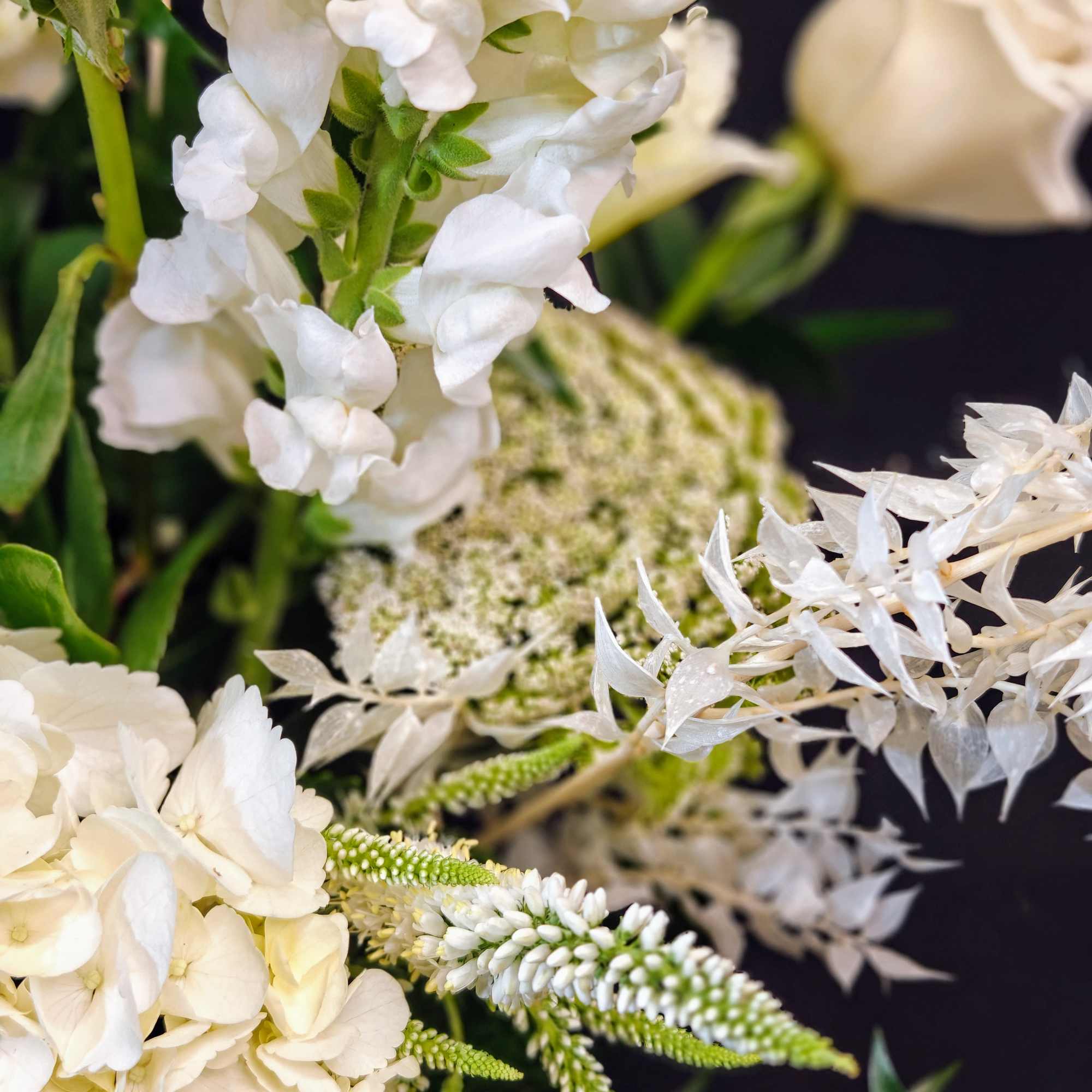 Large design of pure white flowers and dried floral elements. Will pacify, photo 3 of 4