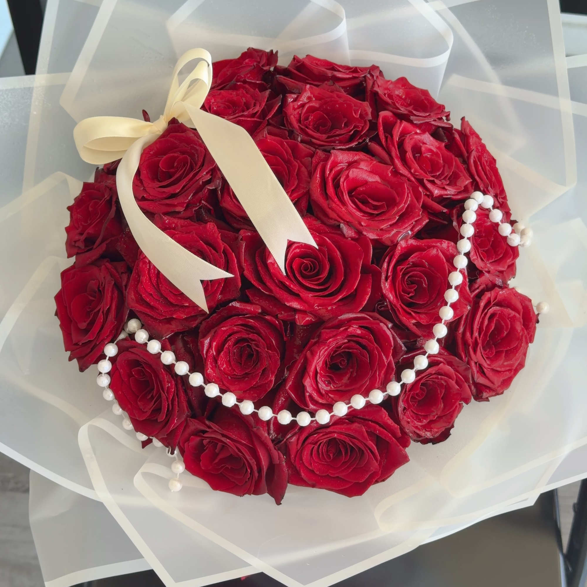 Pearl Embrace

Pearl Embrace features premium roses accented with an elegant pearl garland
