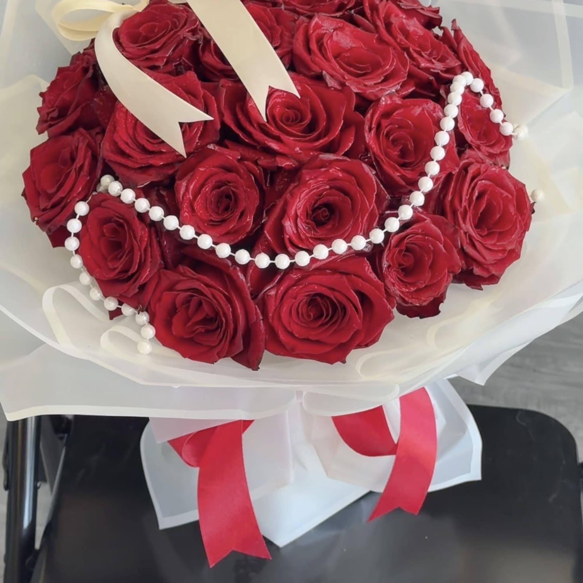 Pearl Embrace

Pearl Embrace features premium roses accented with an elegant pearl garland, photo 3 of 3