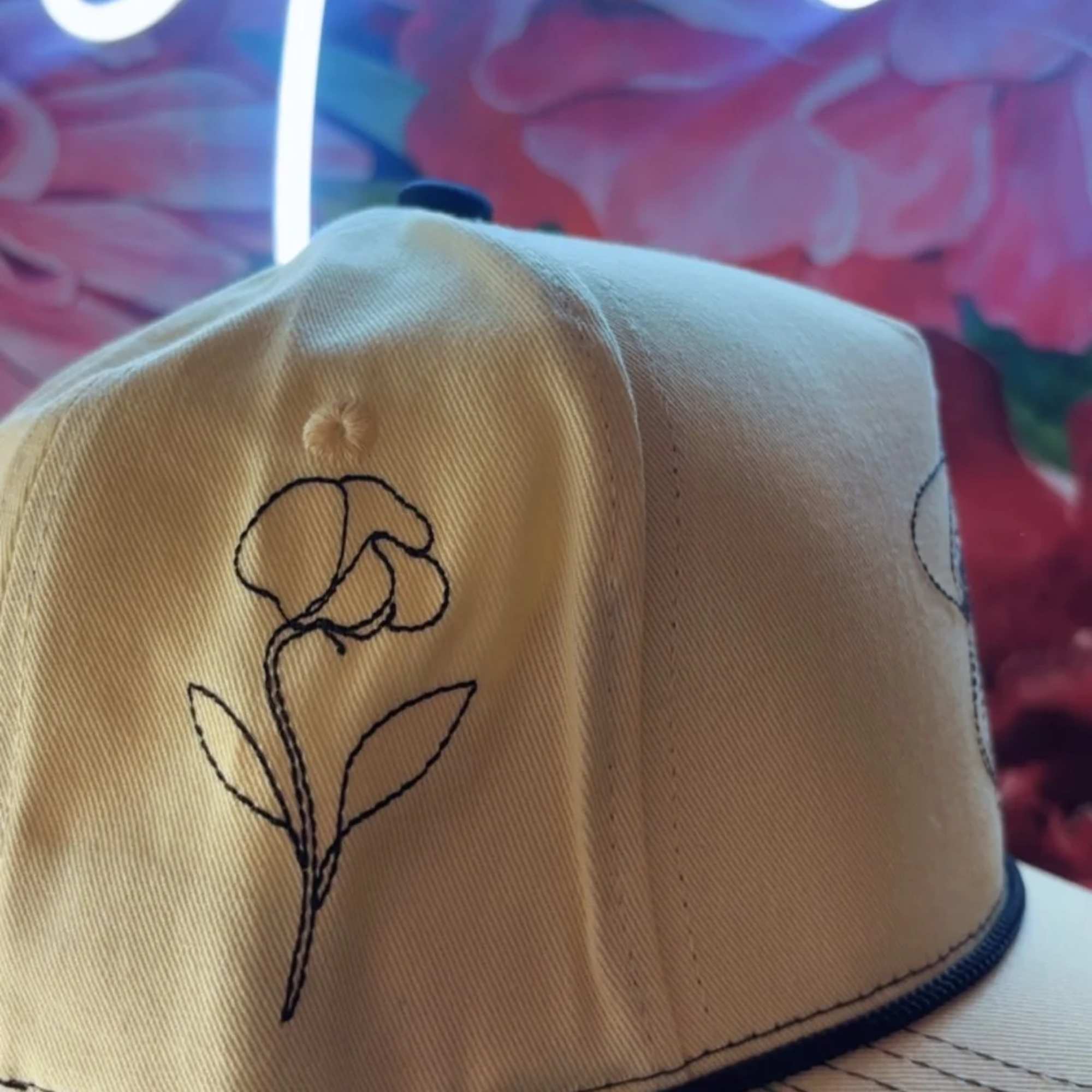 Beige baseball cap with a simple flower embroidery
