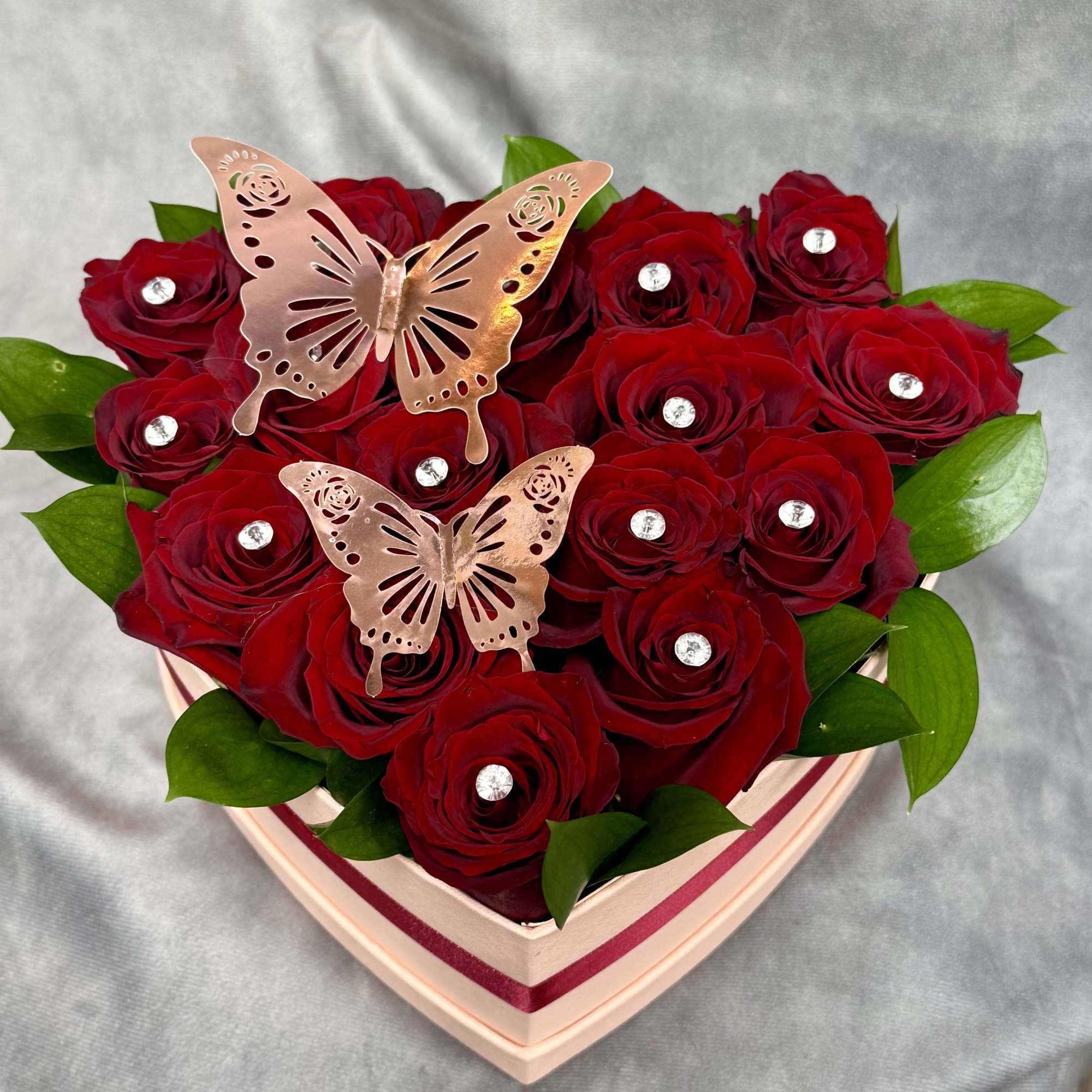 A luxurious heart-shaped box filled with 14 rich red roses, golden butterfly, photo 2 of 2