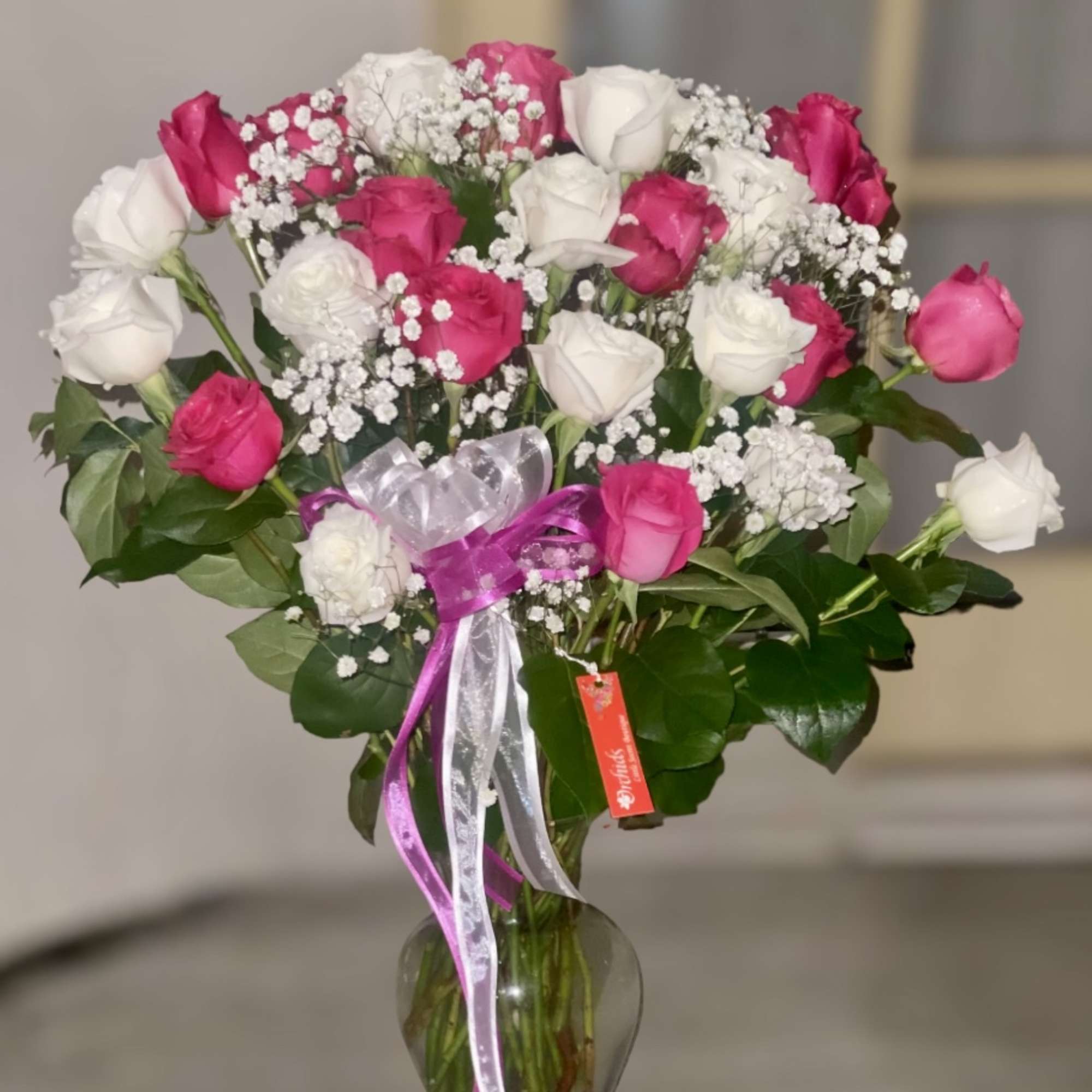 Bouquet of pink and white roses in a glass vase with ribbon, photo 2 of 2