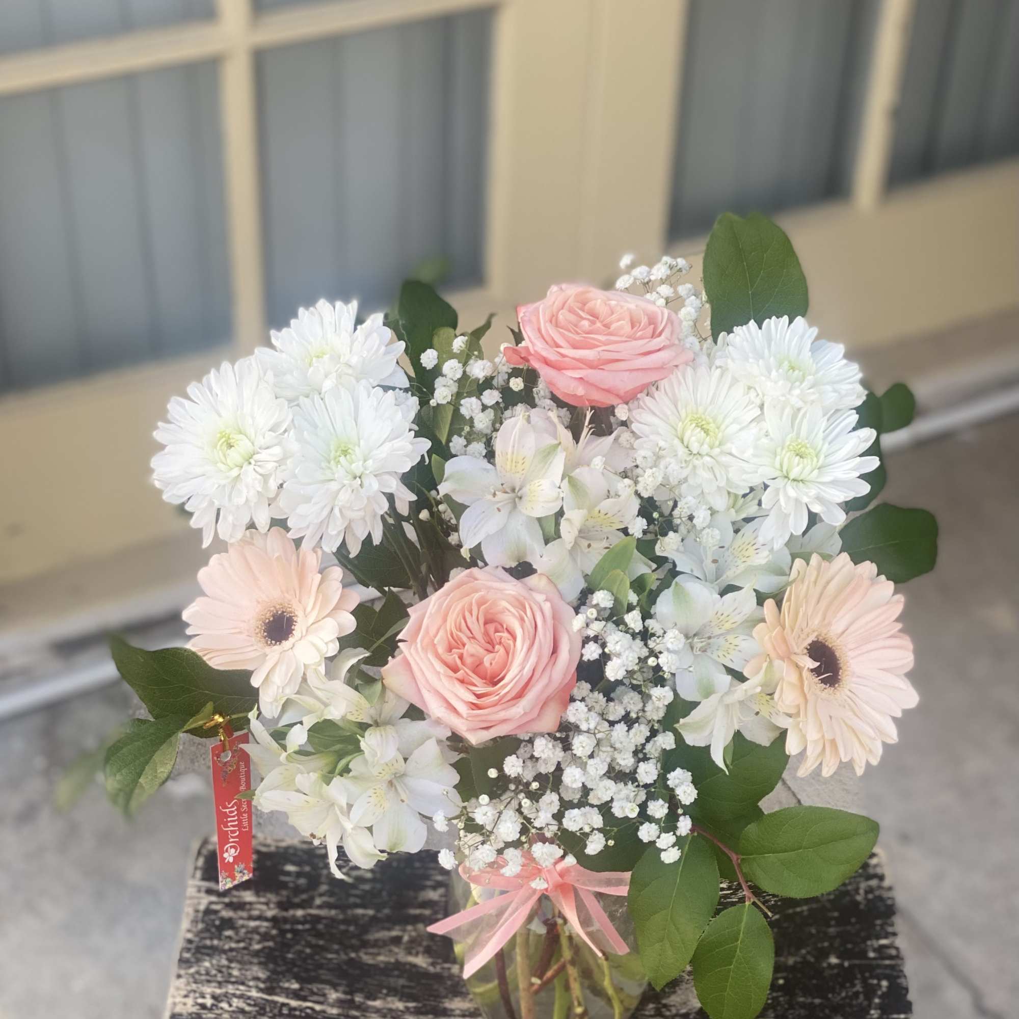 Pink roses and white daisies in a glass vase
