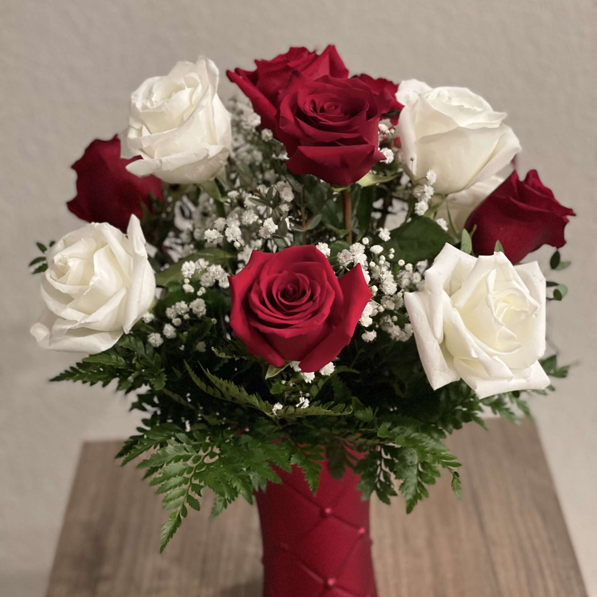 Red and white roses in a red vase with baby's breath, photo 2 of 3