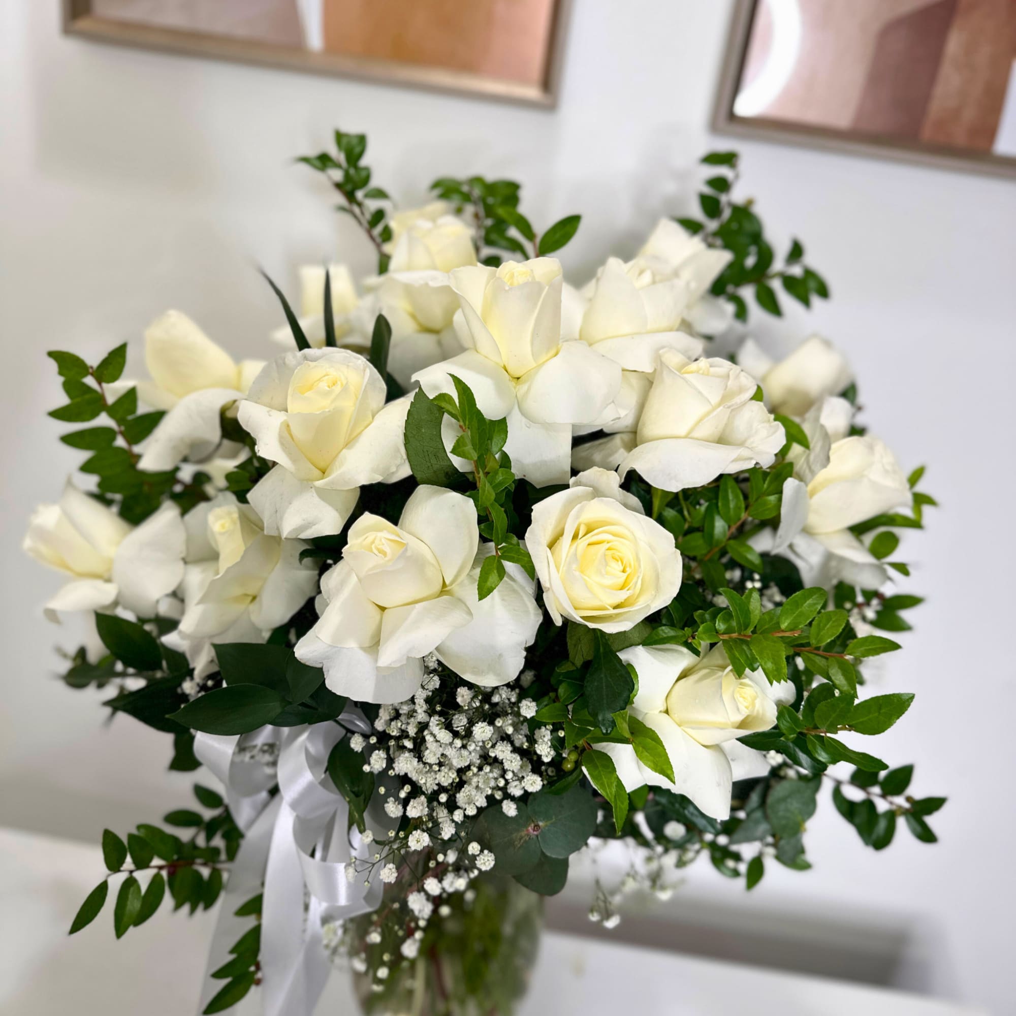 24 rosas blancas en una vase para  Farmingdale o cualquier otra, photo 5 of 6
