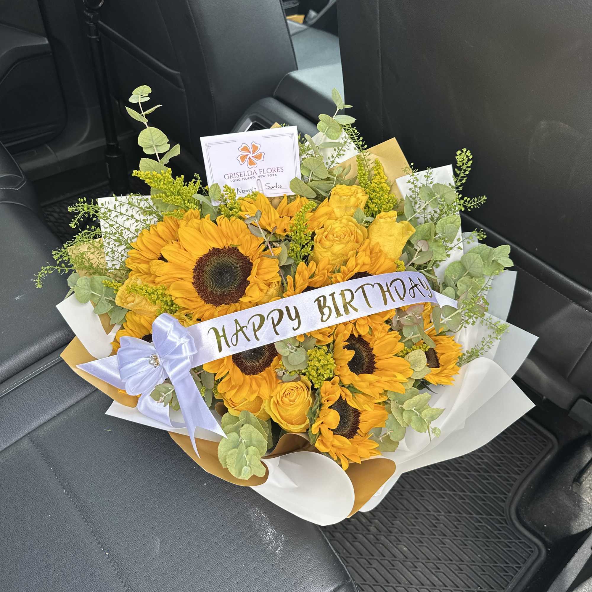 A ella le gustan los girasoles? Elige este hermoso arreglo con girasoles, photo 2 of 4