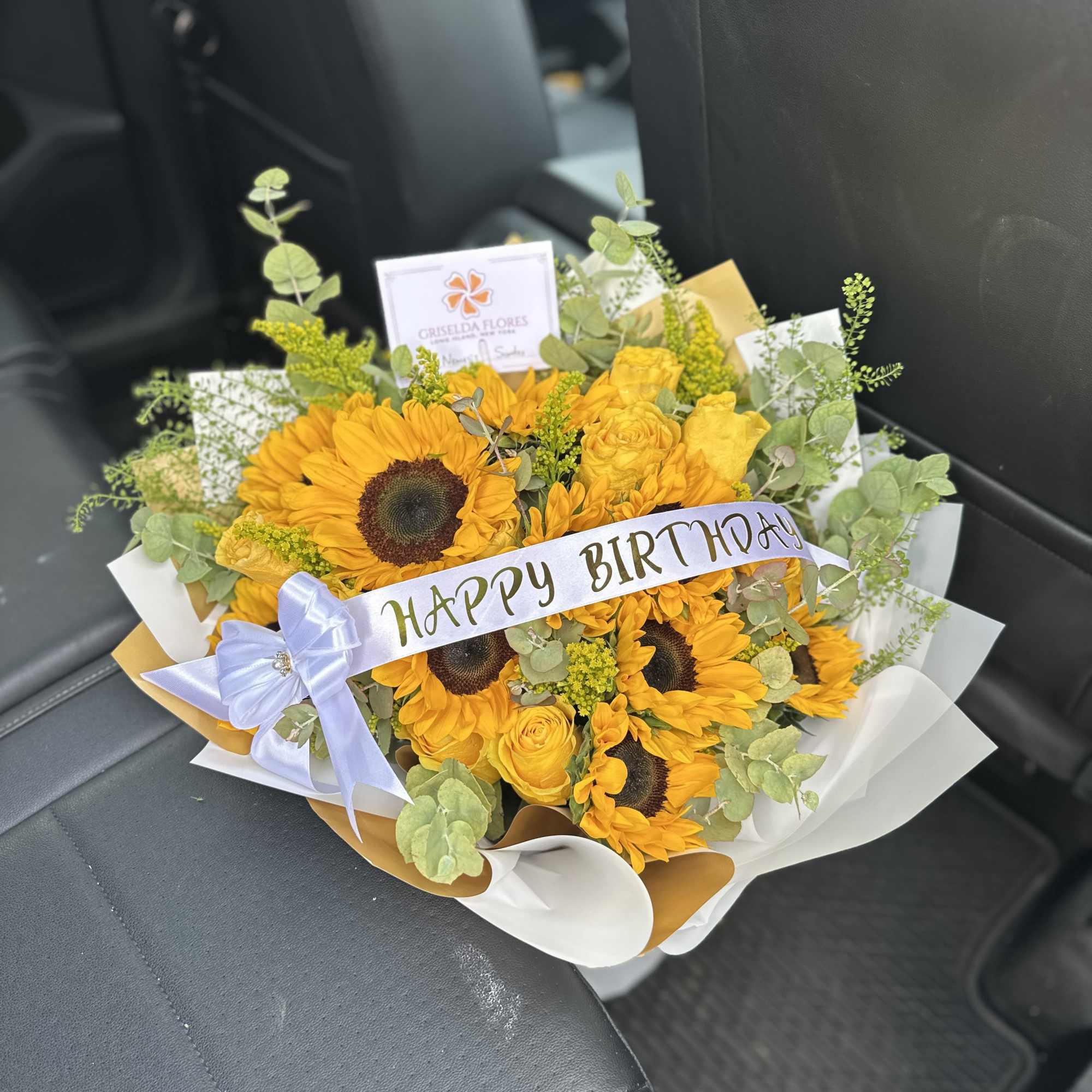 A ella le gustan los girasoles? Elige este hermoso arreglo con girasoles, photo 4 of 4