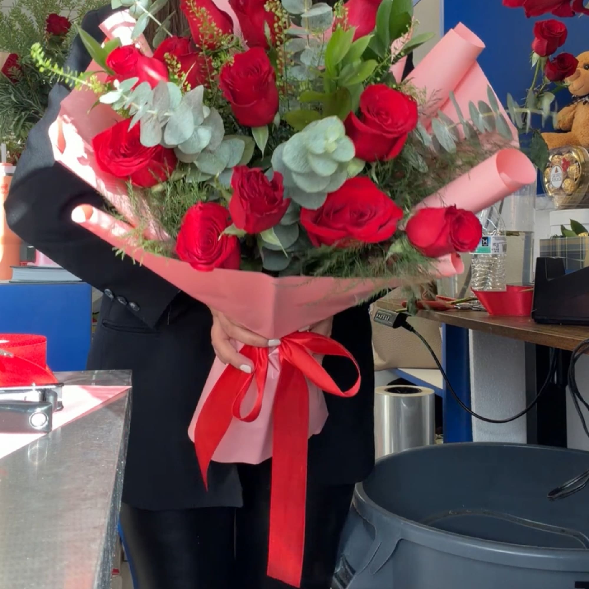 Ramo de 12 rosas en Long Island New York, photo 2 of 3