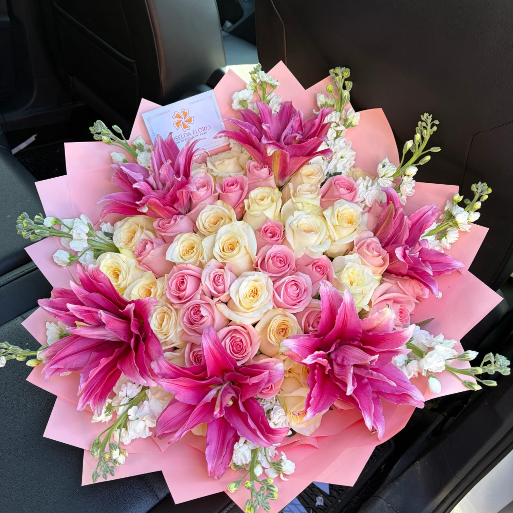 Este es un ramo con 50 rosas (novia and candlelight) de 60, photo 2 of 5