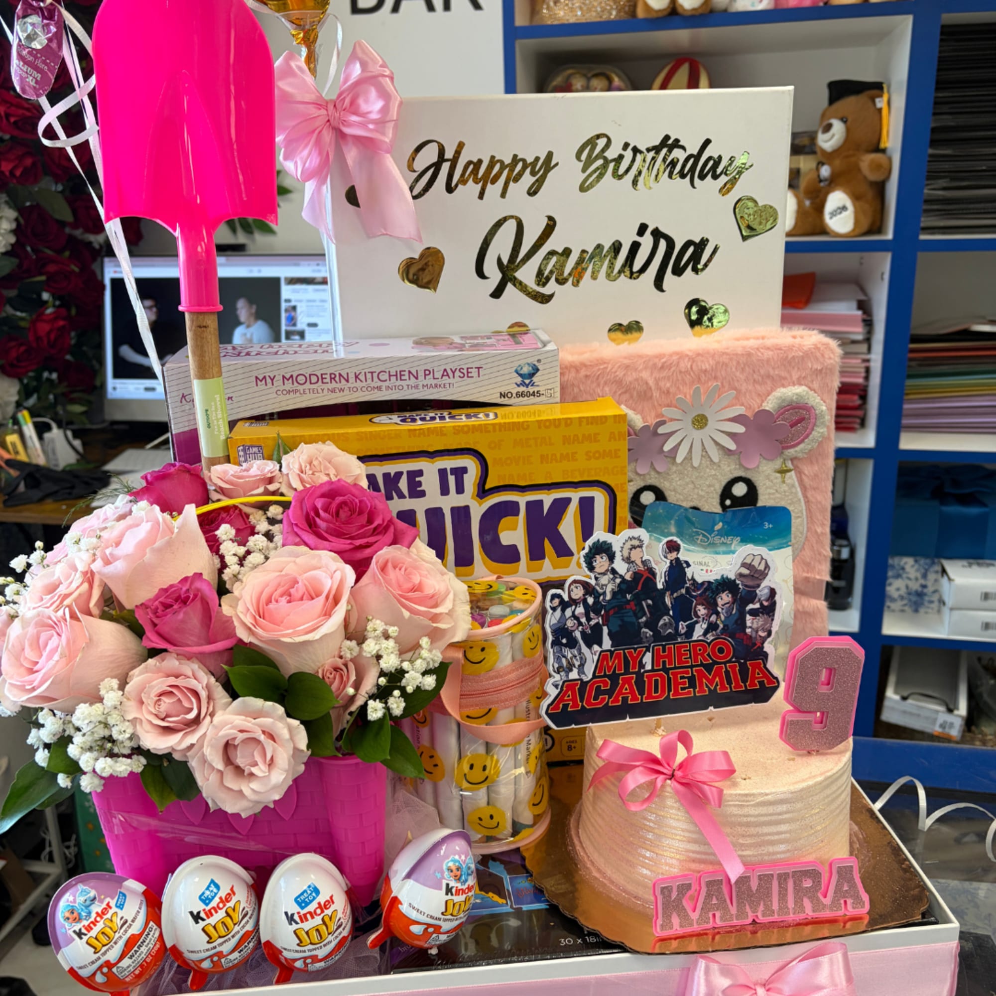 Este regalo incluye:
1 pastel peque&ntilde;o personalizado
1 arreglo de flores
1 set de globos
1, photo 3 of 4