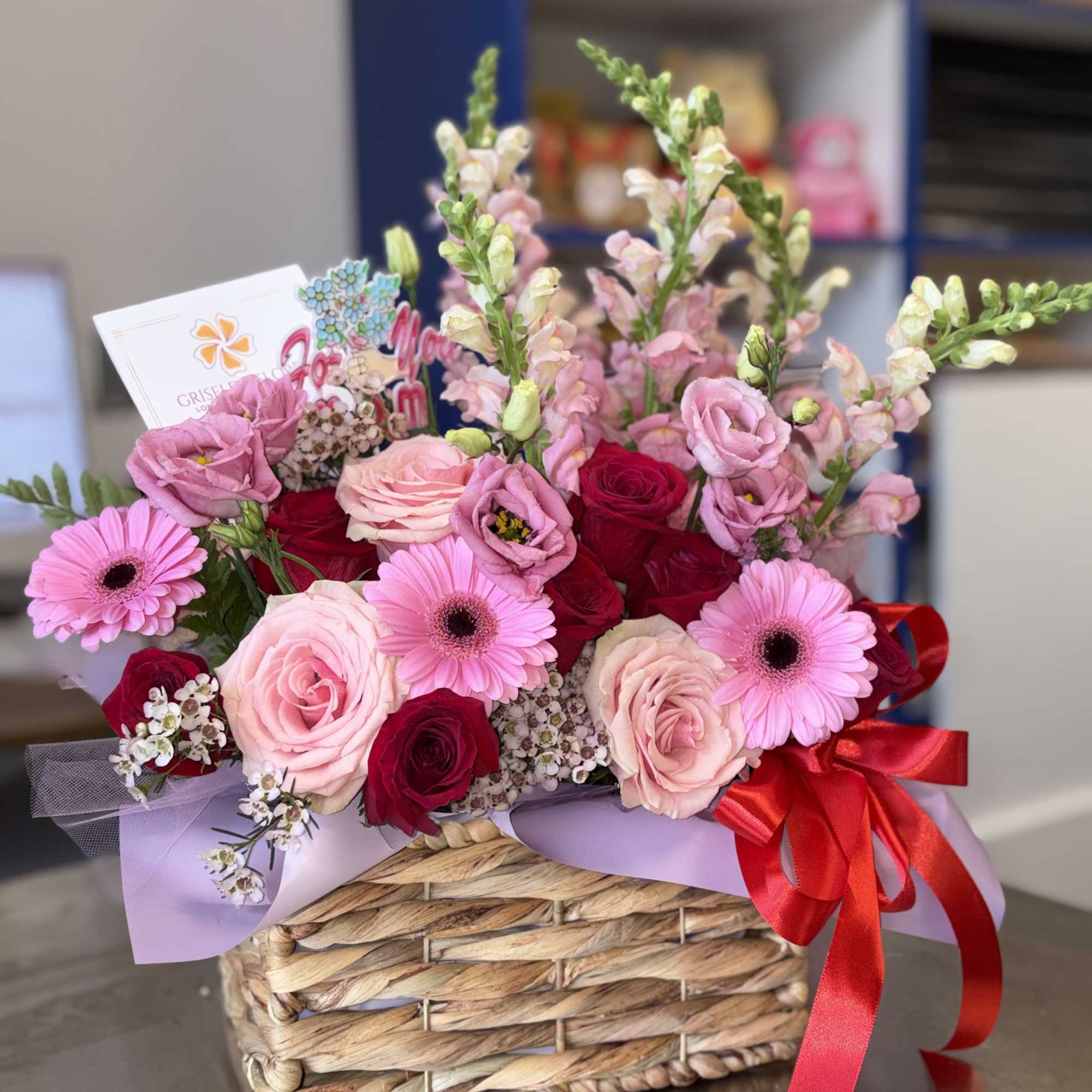 Hermosa canasta compacta con rosas, gerberas, lissantes y snapdragon, photo 2 of 4