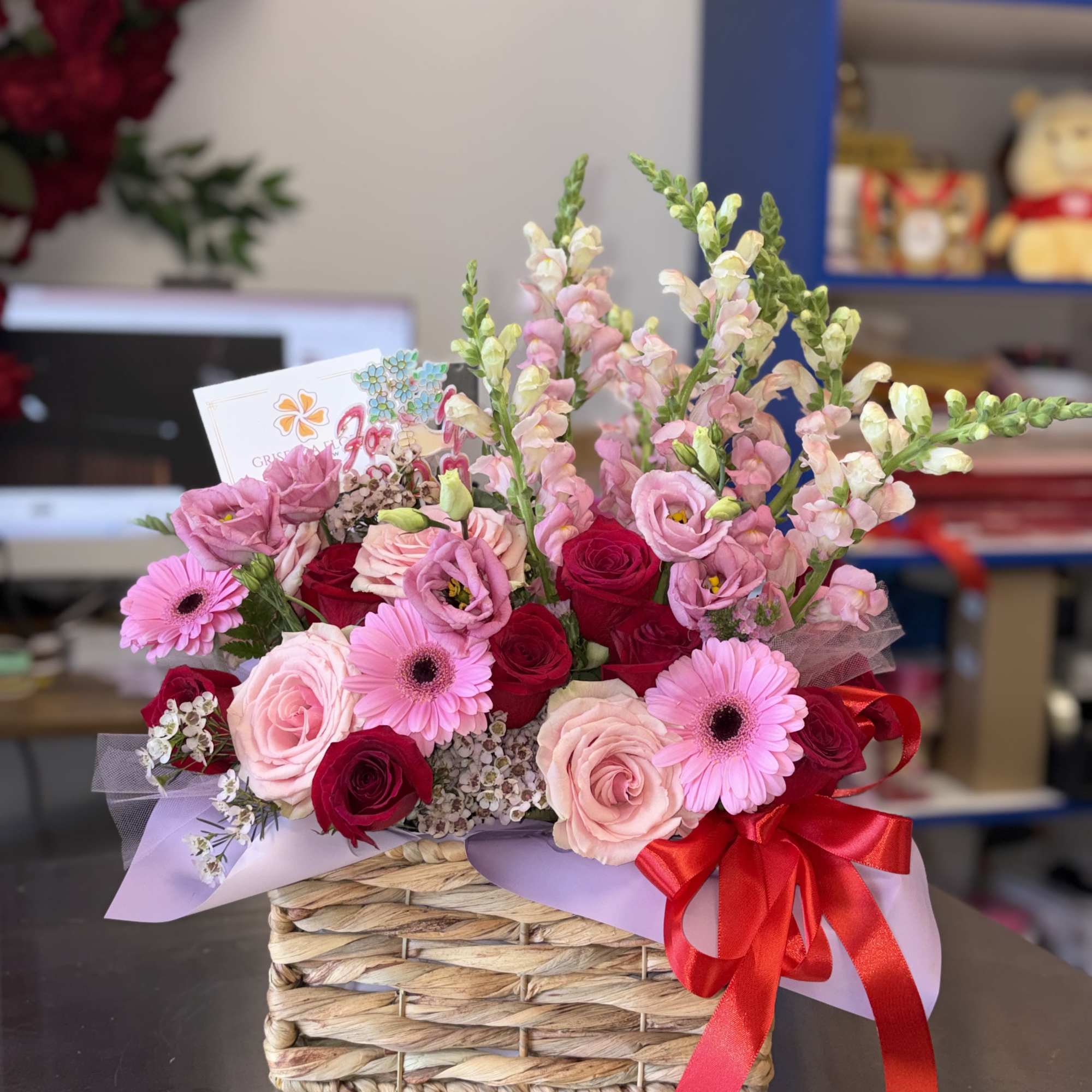 Hermosa canasta compacta con rosas, gerberas, lissantes y snapdragon, photo 3 of 4