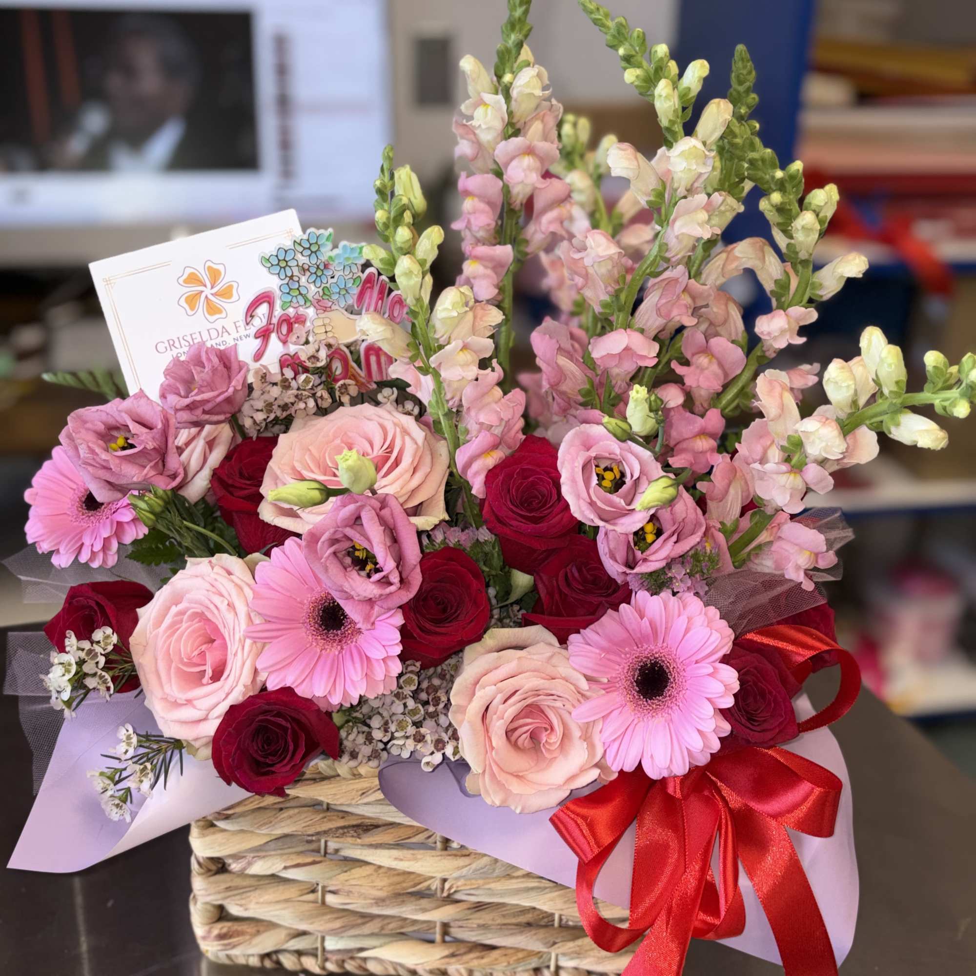 Hermosa canasta compacta con rosas, gerberas, lissantes y snapdragon, photo 4 of 4