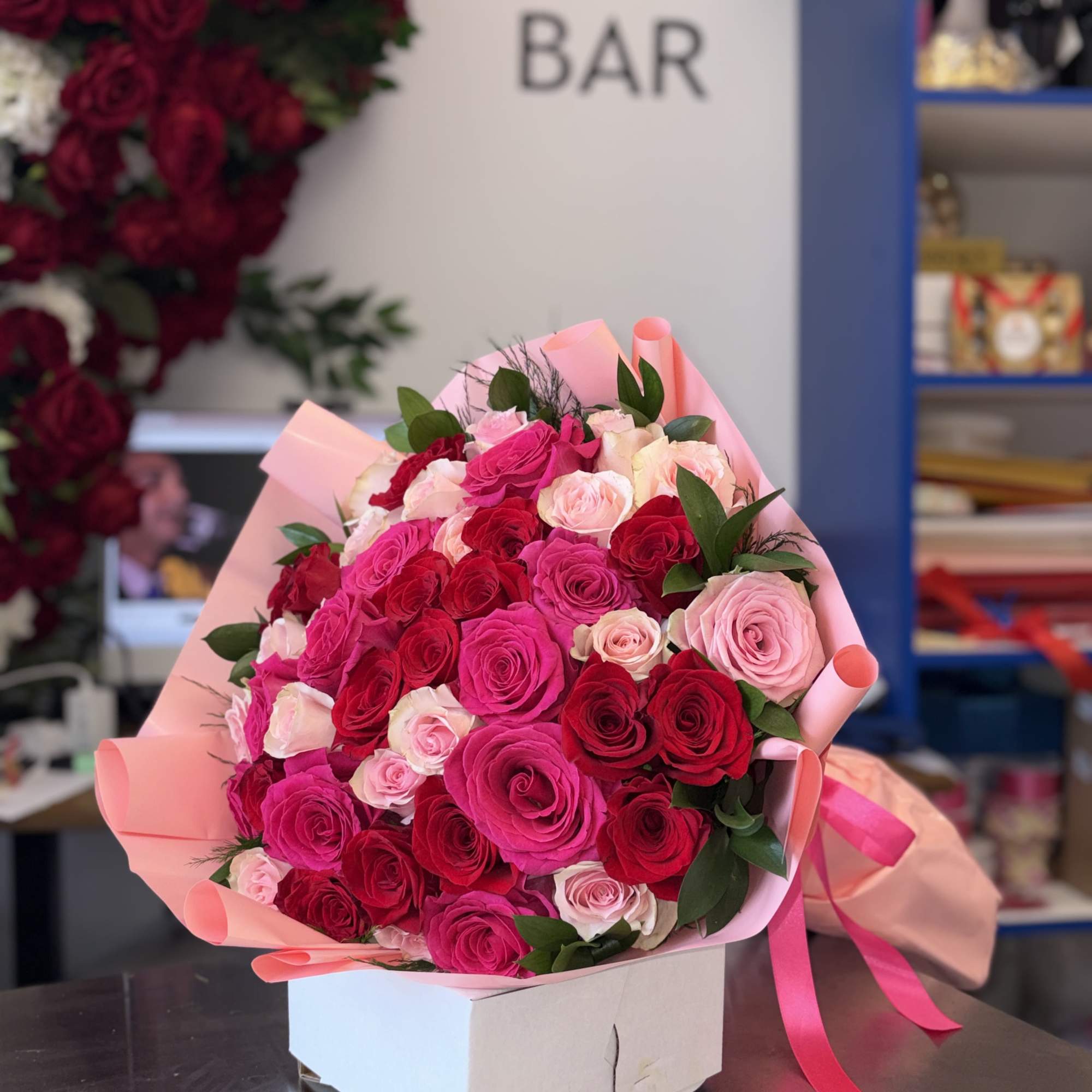 Ramo de 50 rosas para dia de la madre Long Island New, photo 2 of 4