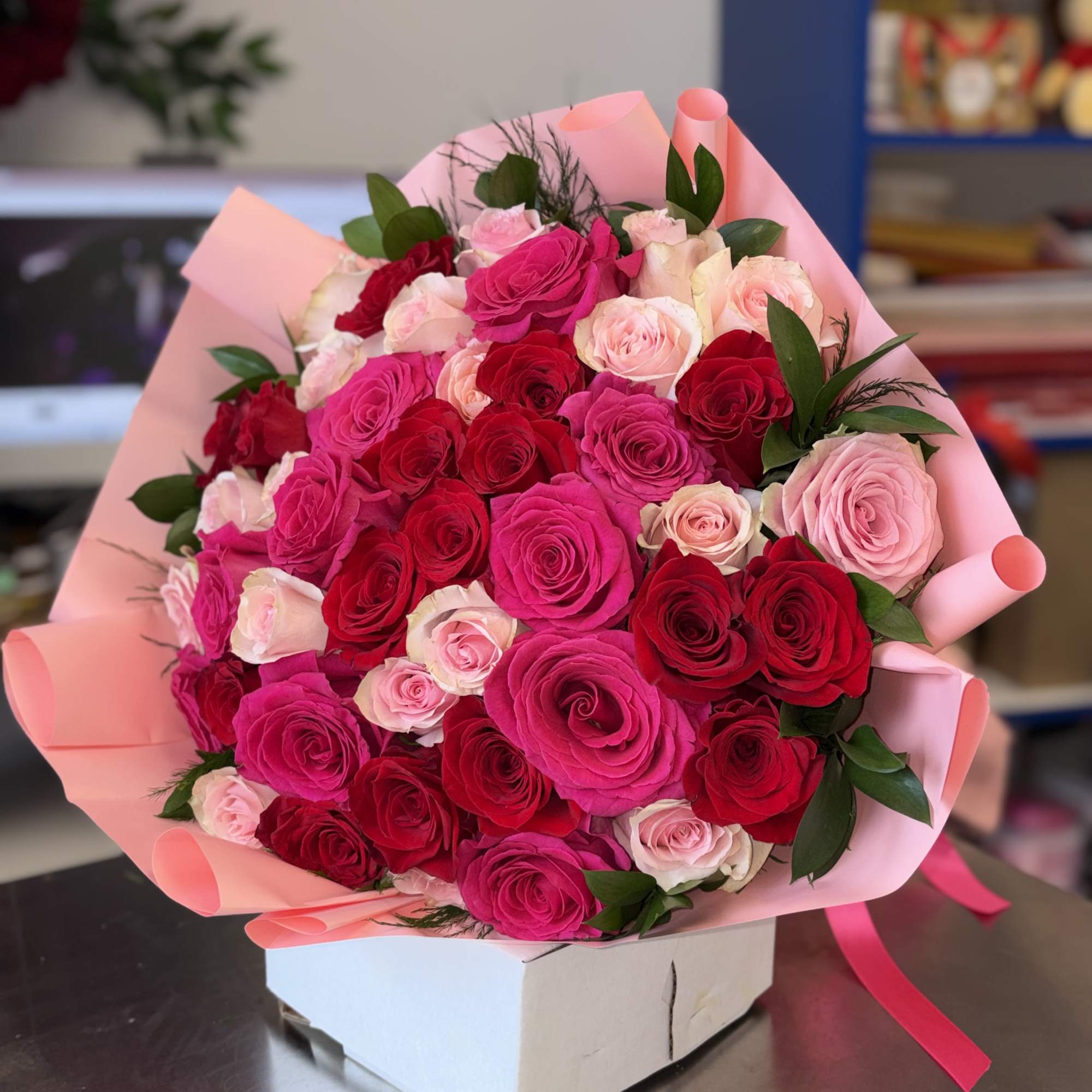 Ramo de 50 rosas para dia de la madre Long Island New, photo 3 of 4