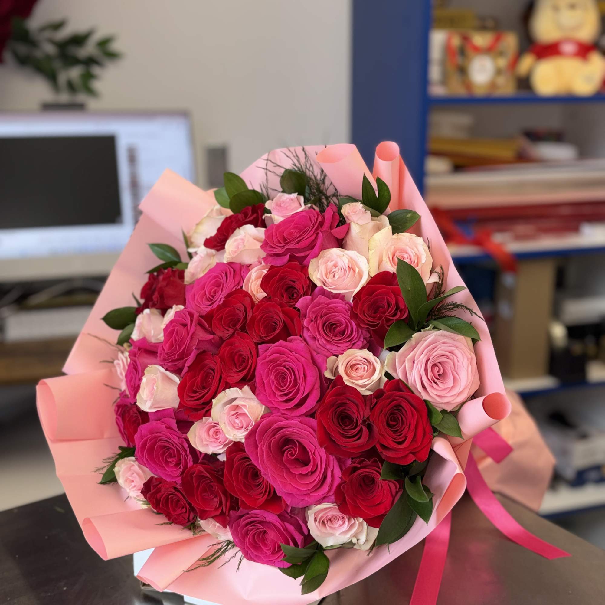 Ramo de 50 rosas para dia de la madre Long Island New, photo 4 of 4
