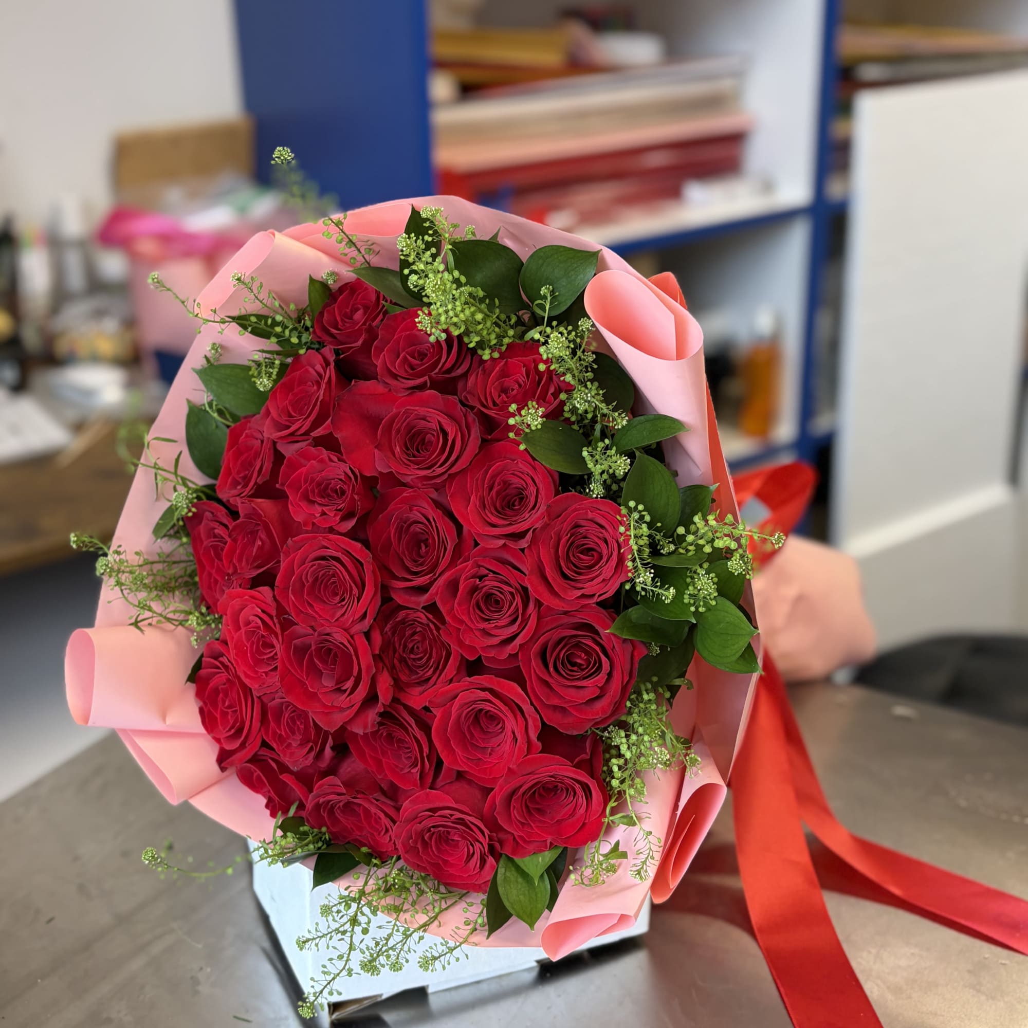 Ramo de 24 rosas para mam&aacute; en Long Island, New York, photo 2 of 4