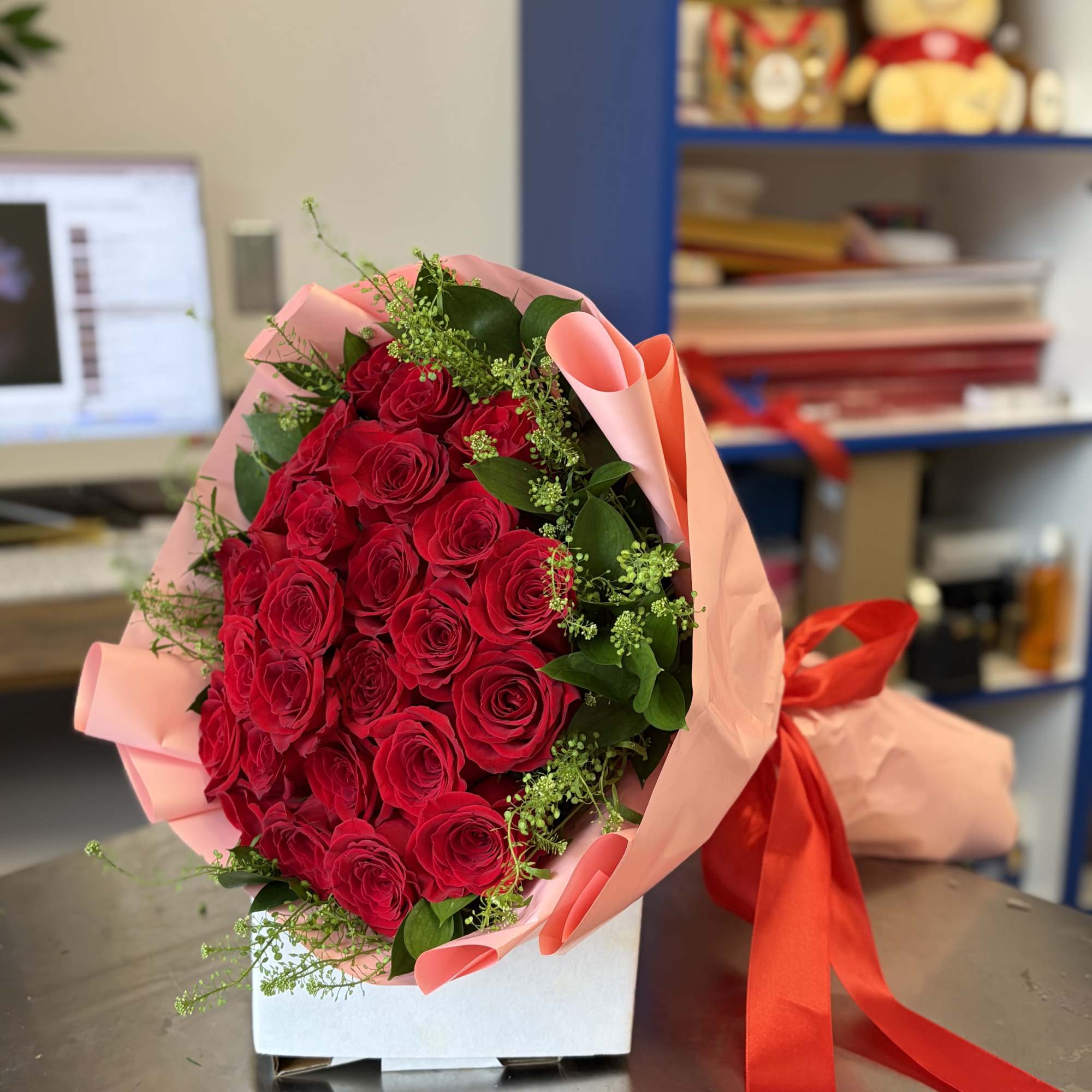 Ramo de 24 rosas para mam&aacute; en Long Island, New York, photo 3 of 4