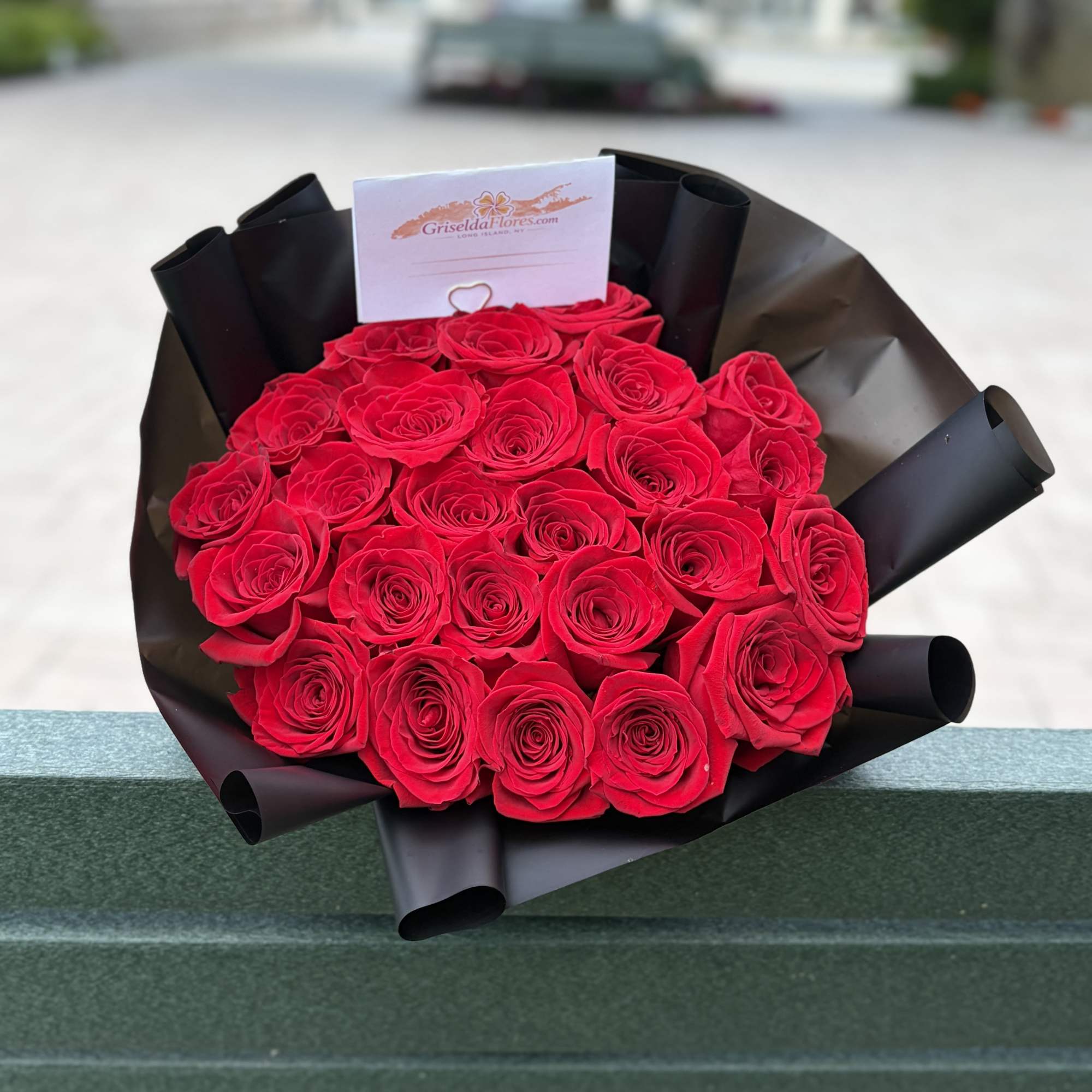 Ramo con 24 rosas rojas con tallos de 60 a 70 centrimetros