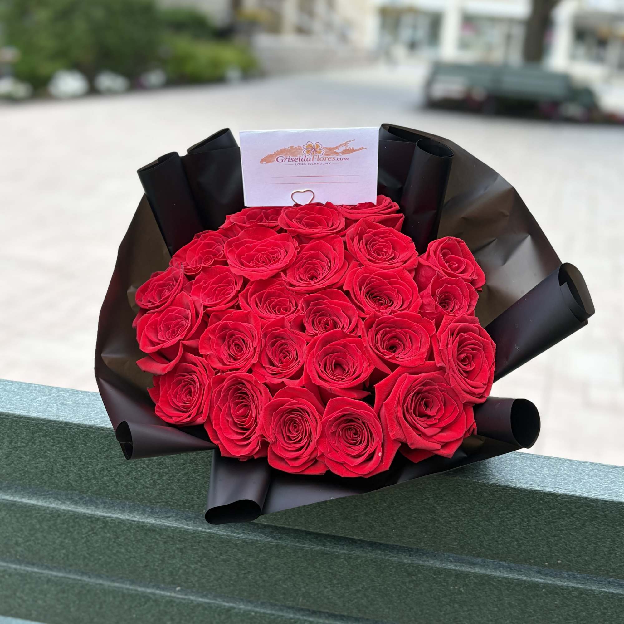 Ramo con 24 rosas rojas con tallos de 60 a 70 centrimetros, photo 2 of 3