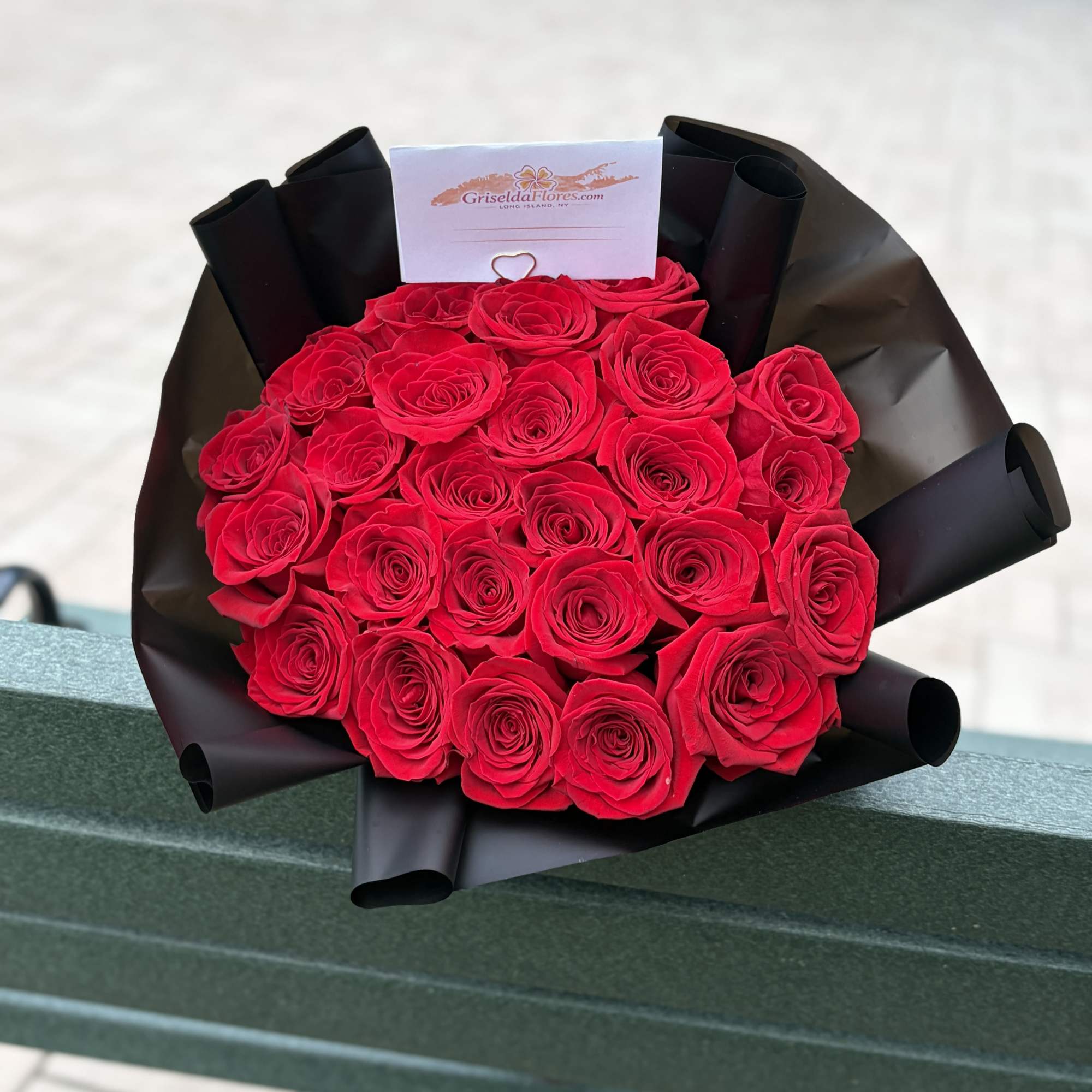 Ramo con 24 rosas rojas con tallos de 60 a 70 centrimetros, photo 3 of 3