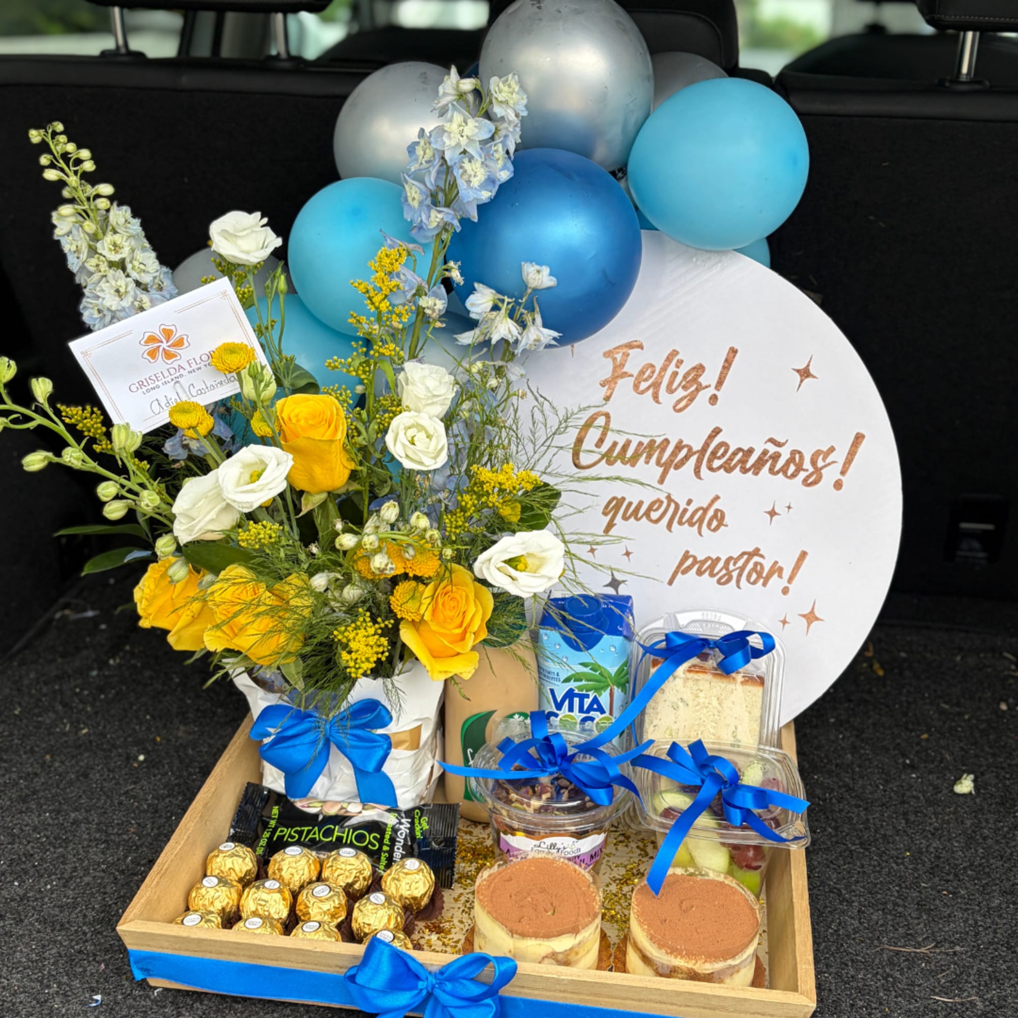 Esta bandeja incluye:
- Bandeja de madera
- Globos
- Texto personalizado
- Arreglo con flores
-