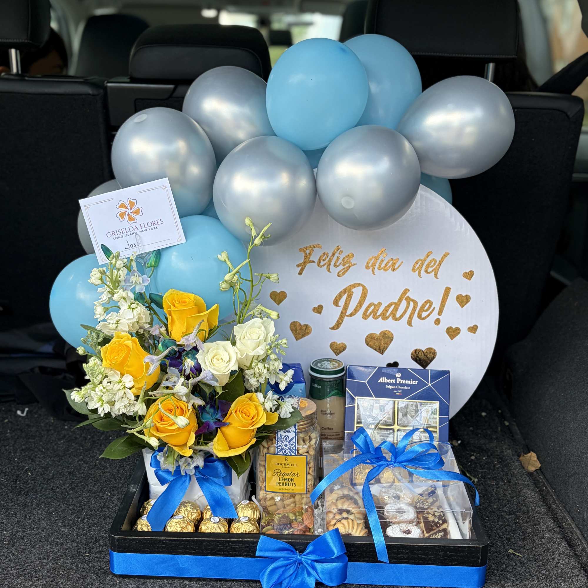 Esta bandeja incluye:
- Bandeja de madera
- Globos
- Texto personalizado
- Arreglo con flores
-, photo 3 of 4