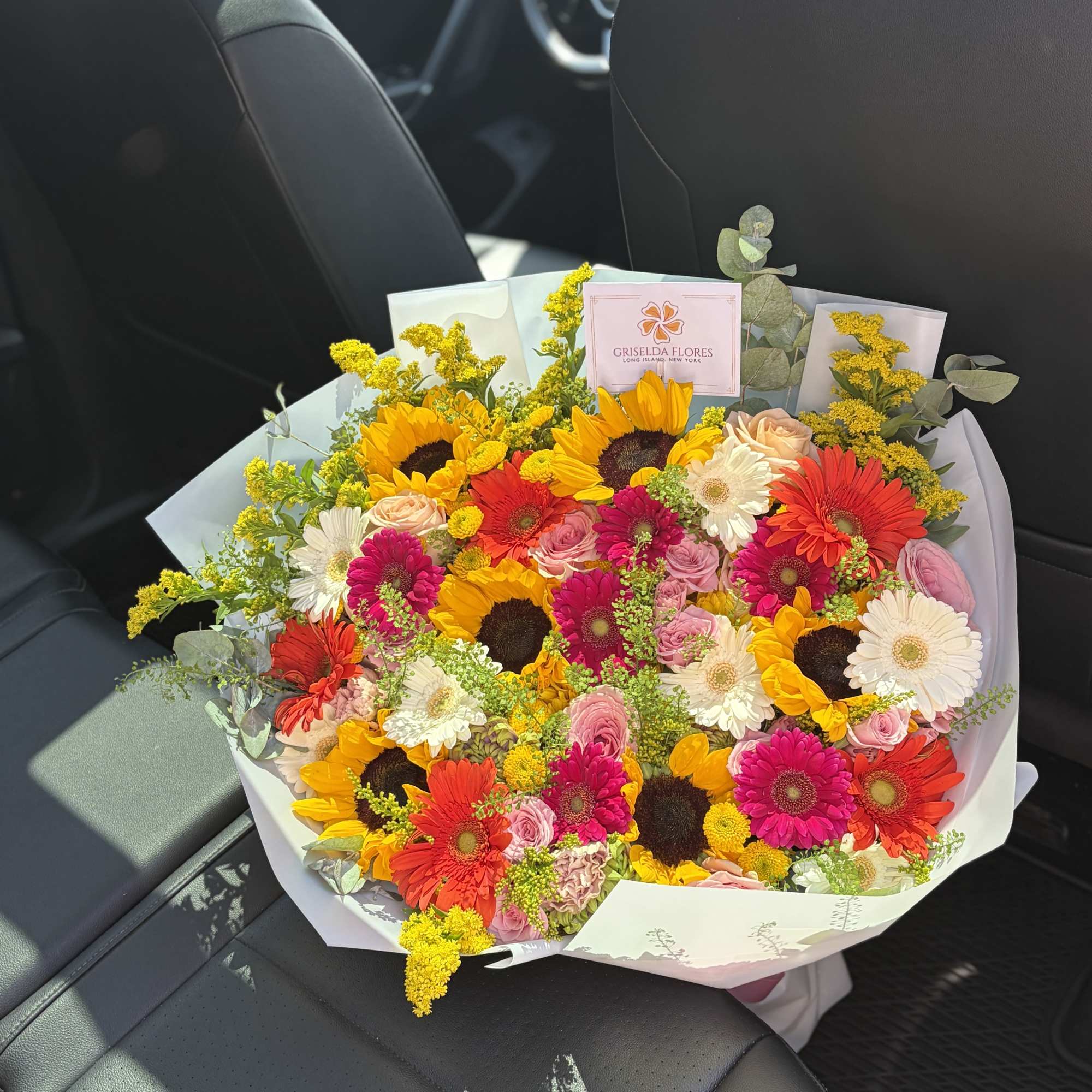 Ramo incluye un mix de flores como: 
Girasoles
Gerberas mini blancas y hot, photo 2 of 6