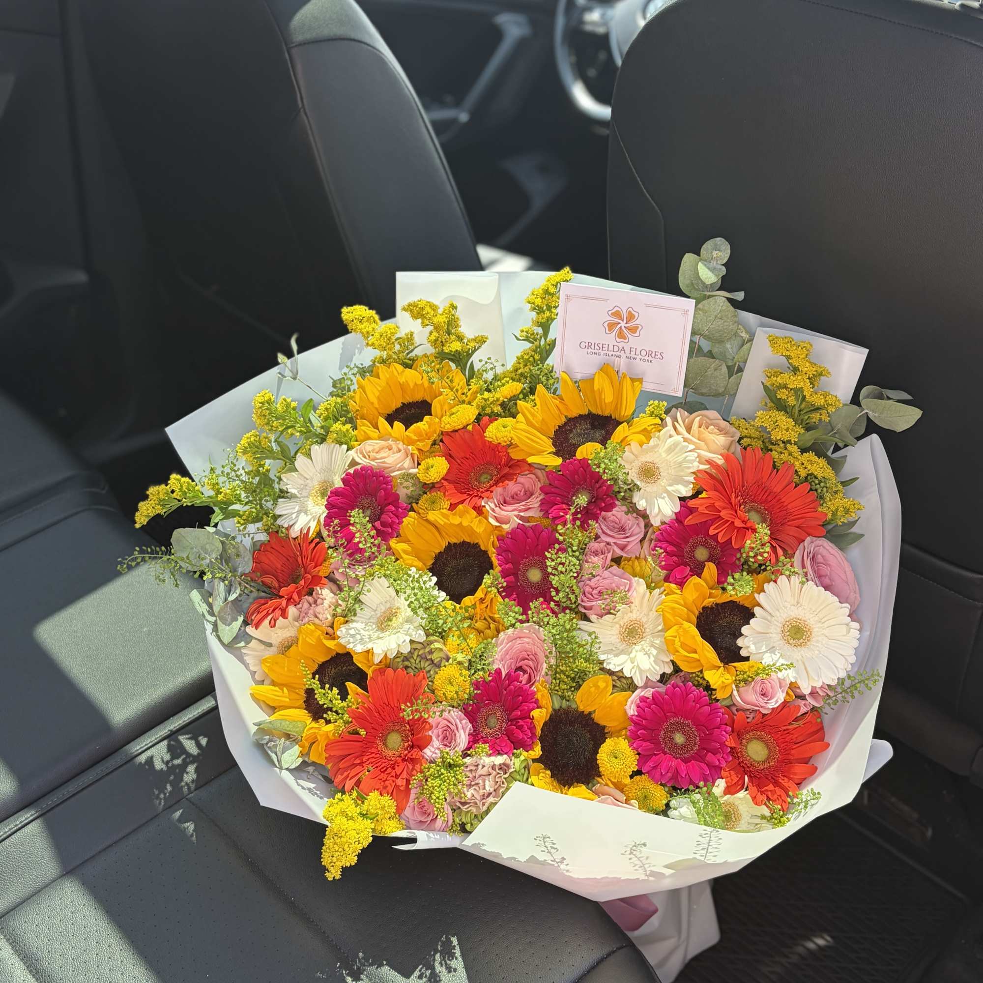 Ramo incluye un mix de flores como: 
Girasoles
Gerberas mini blancas y hot, photo 3 of 6