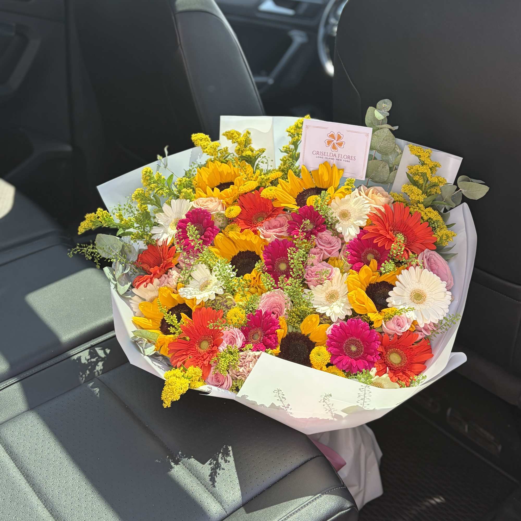 Ramo incluye un mix de flores como: 
Girasoles
Gerberas mini blancas y hot, photo 5 of 6