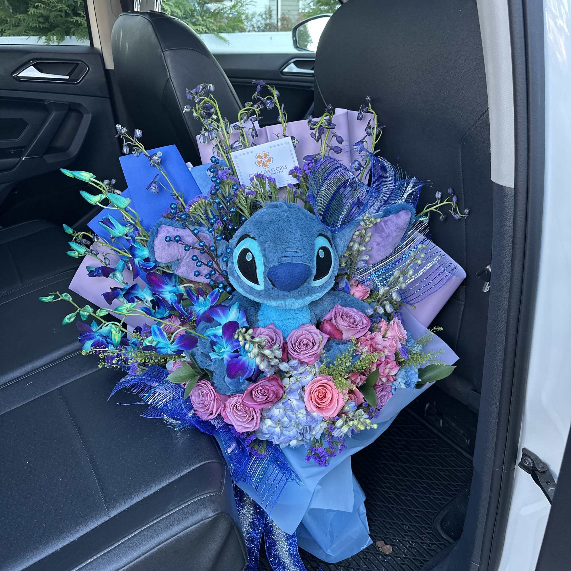 Arreglo de flores con Stitch y orquideas