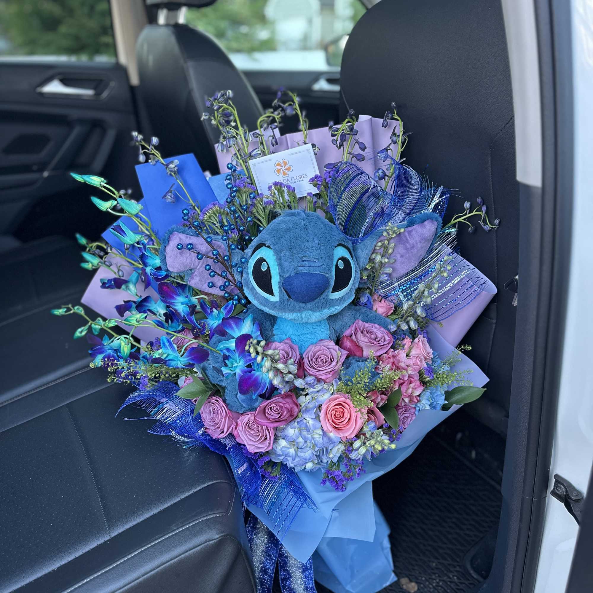 Arreglo de flores con Stitch y orquideas, photo 2 of 3