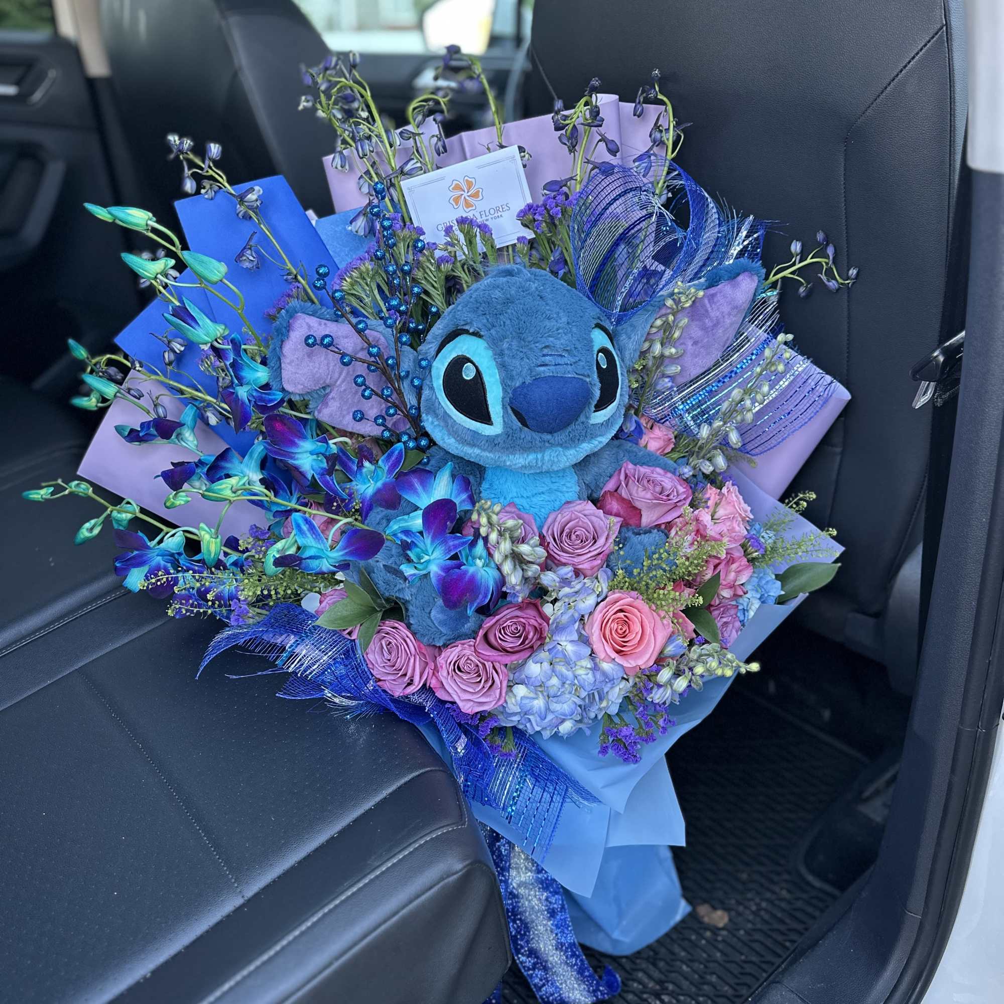 Arreglo de flores con Stitch y orquideas, photo 3 of 3