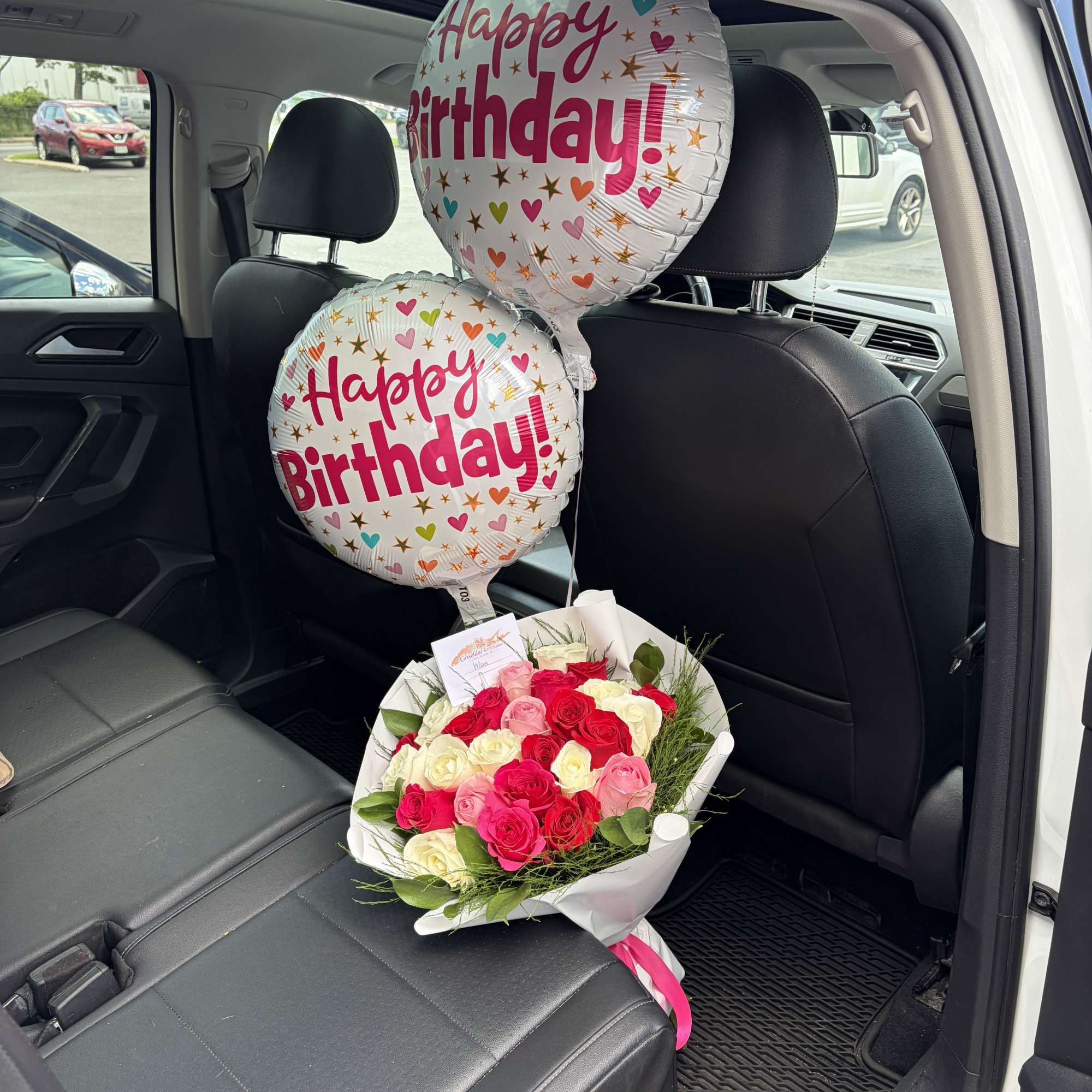 Ramo con 24 rosas en 3 colores mas globos de cumplea&ntilde;os.