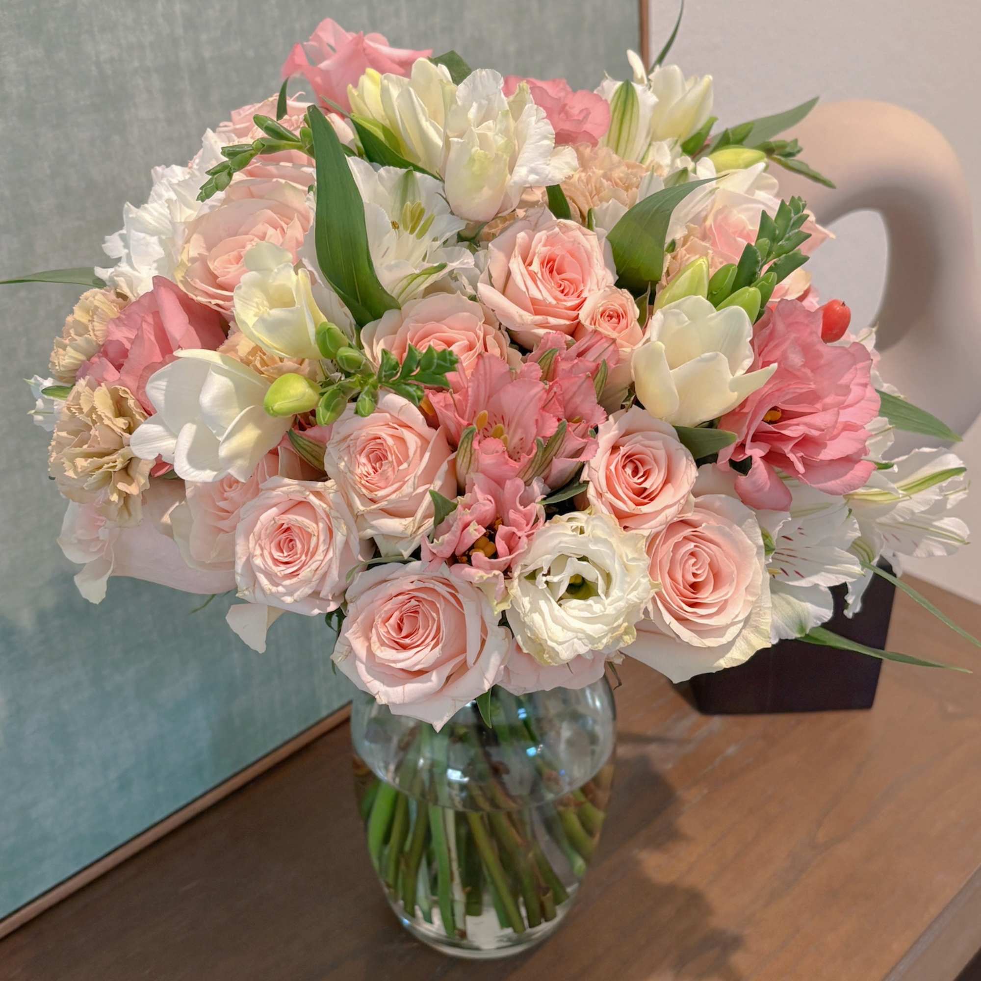 Pink and white mixed bouquet in a clear glass vase, photo 3 of 4