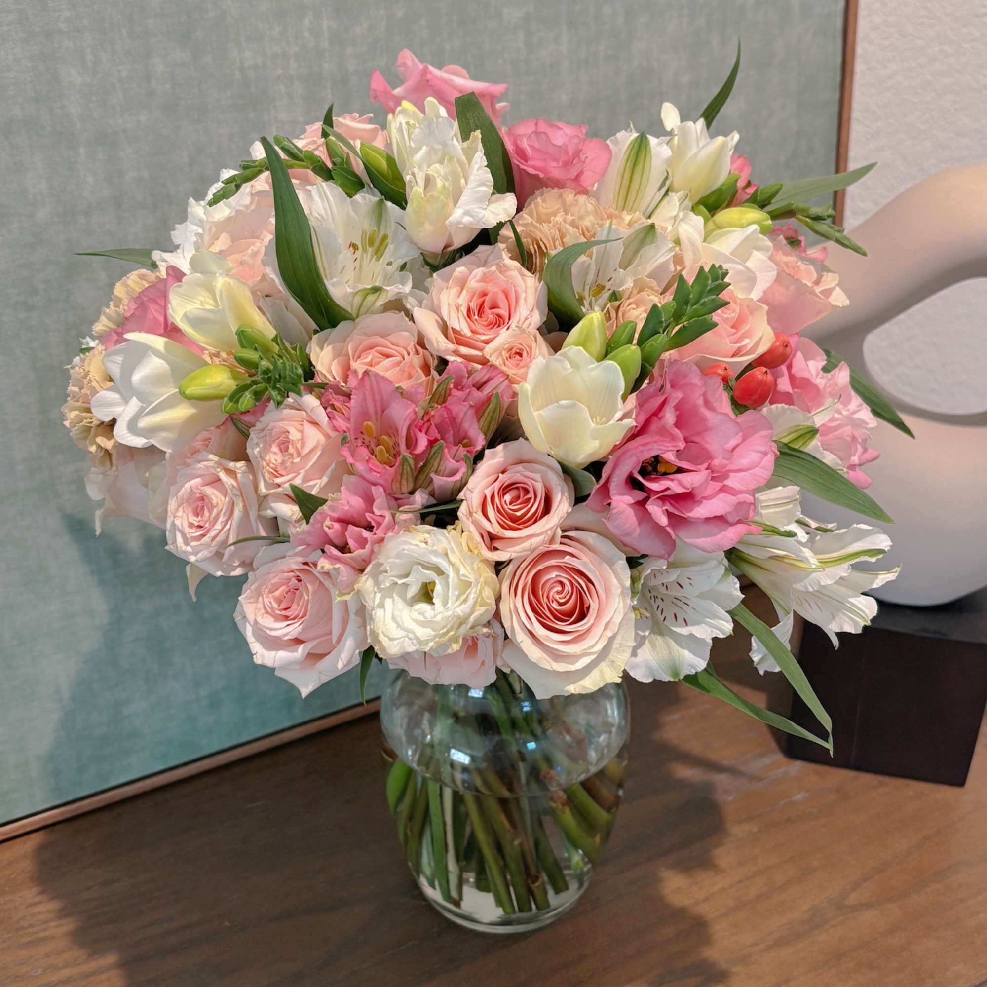 Pink and white mixed bouquet in a clear glass vase, photo 4 of 4