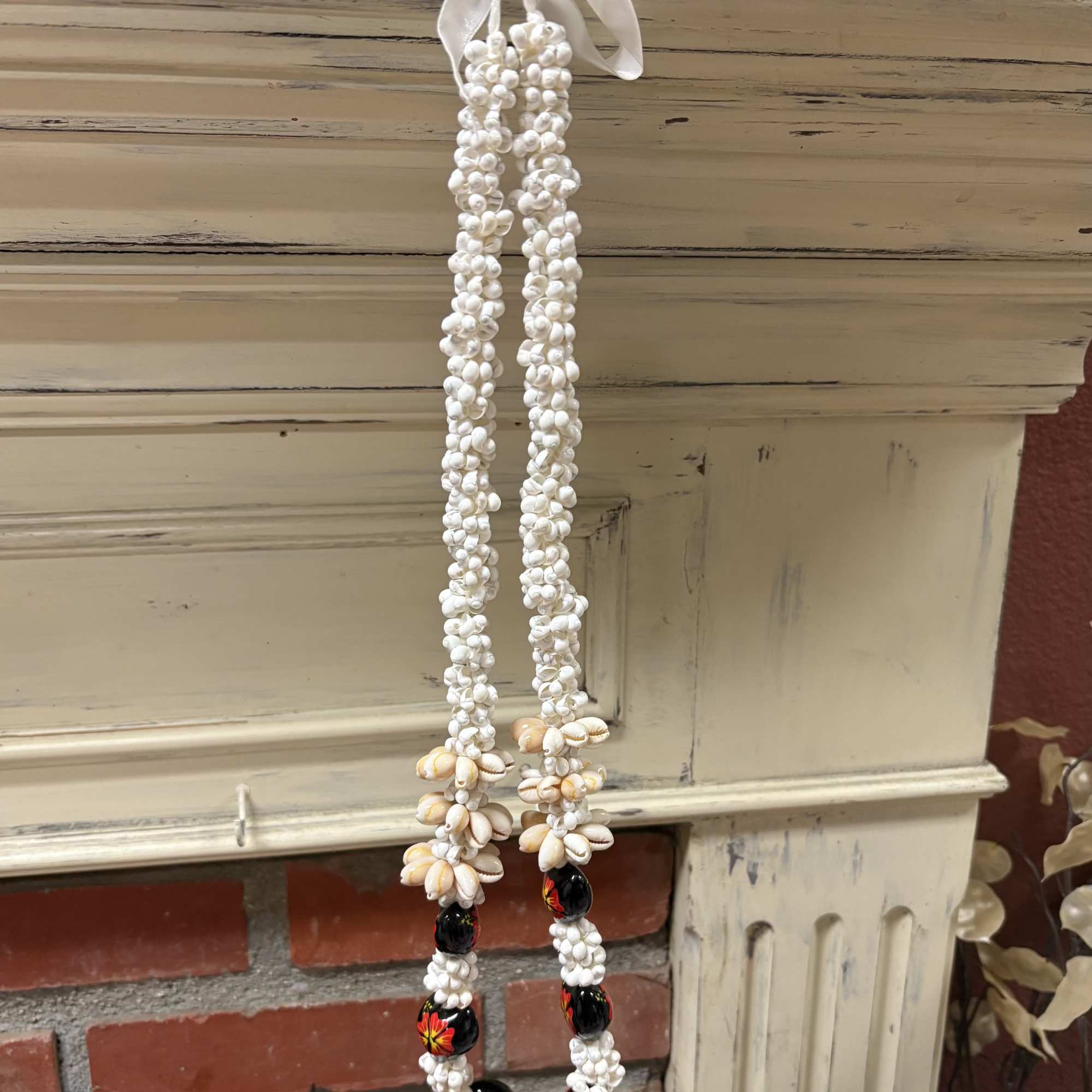 Kukui Lei Red and Black Flower with Small Seashells.
Made in the Phillipines., photo 2 of 2