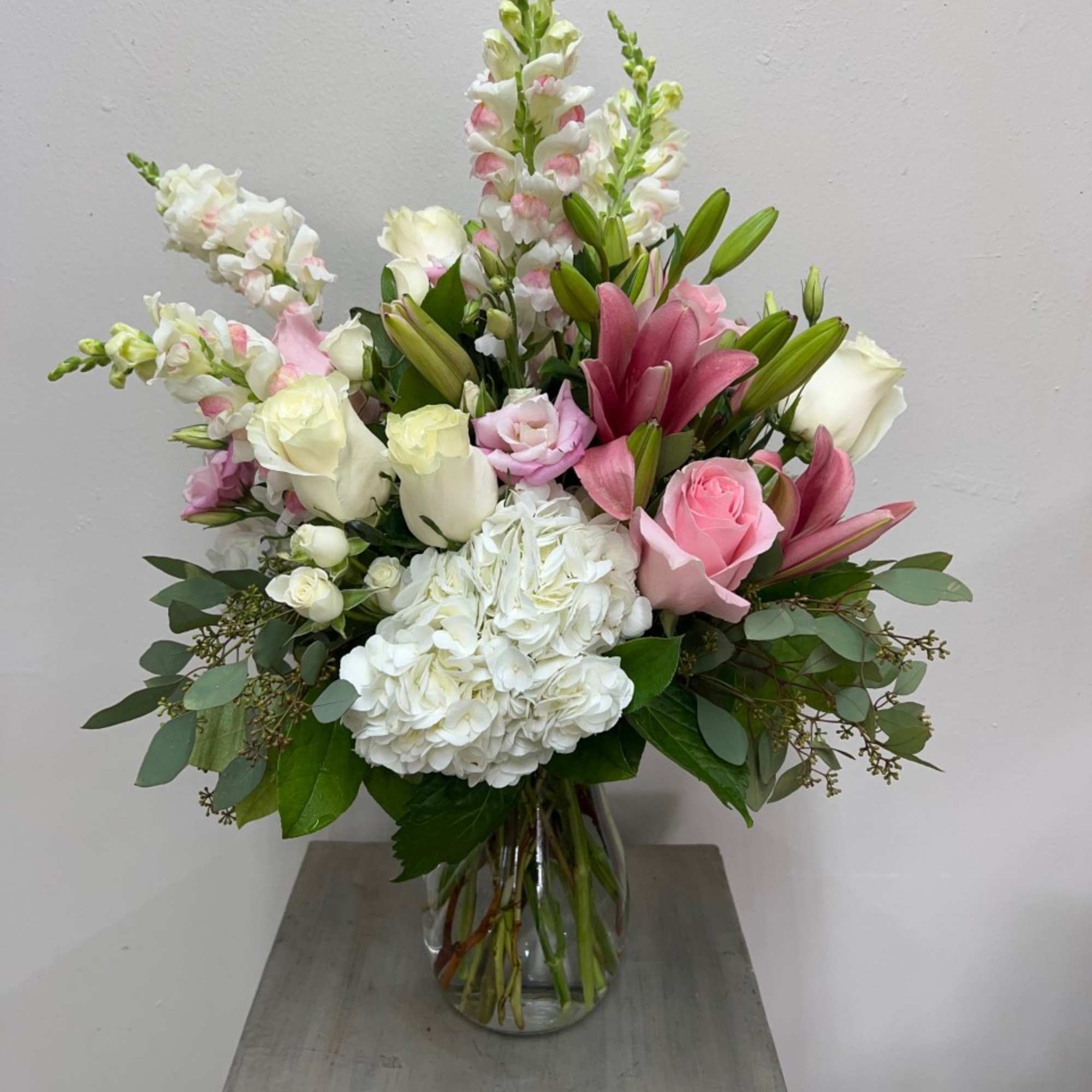 Pink and white mixed bouquet in a clear glass vase, photo 8 of 16