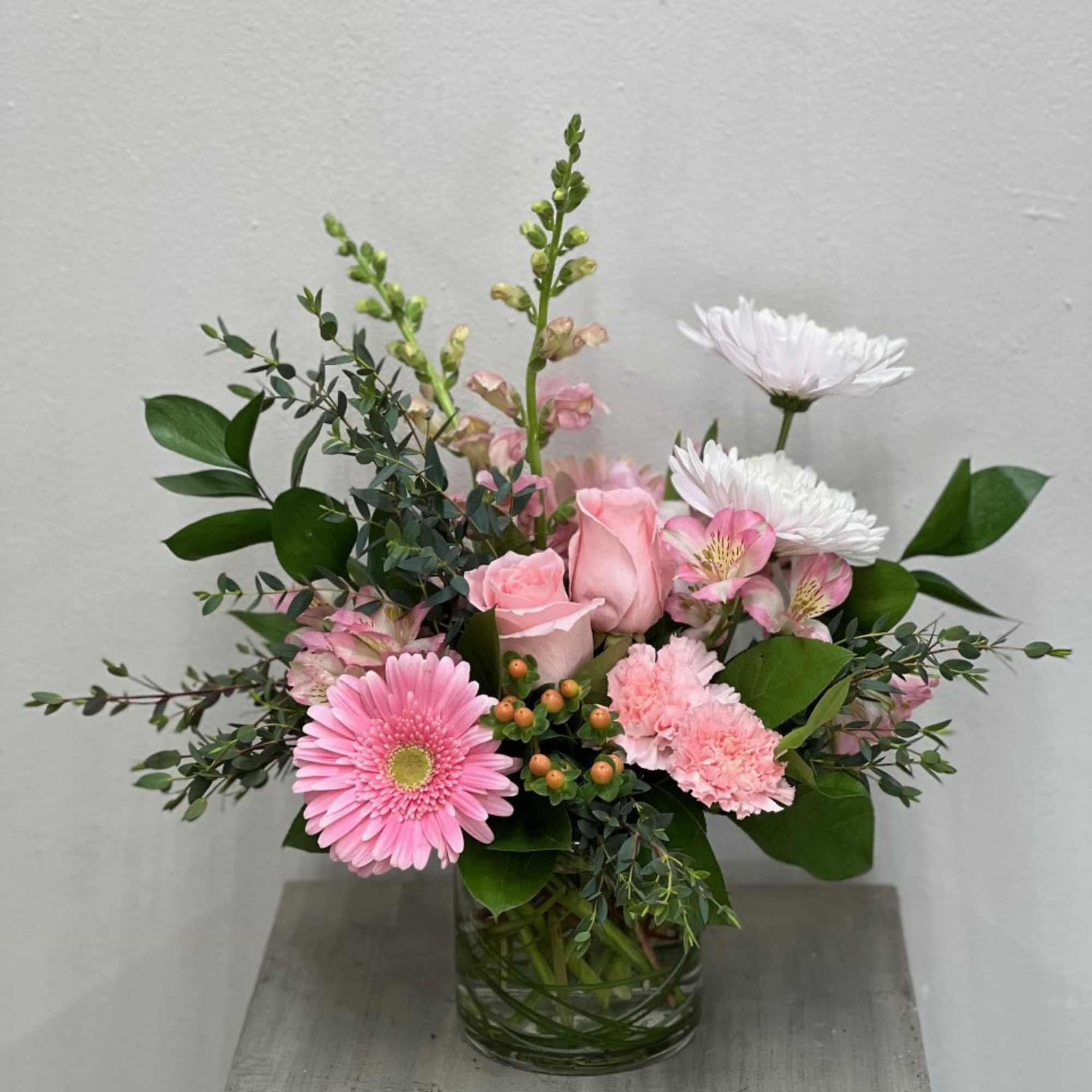 Pink and white mixed bouquet in a clear glass vase, photo 9 of 16