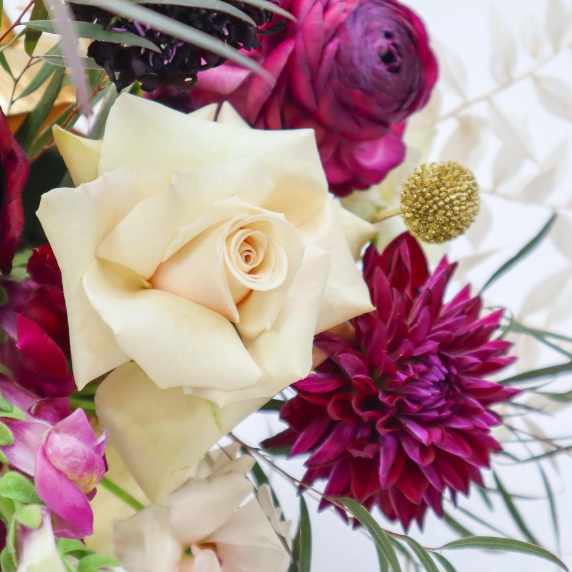 Bouquet with cream and magenta roses and a purple dahlia