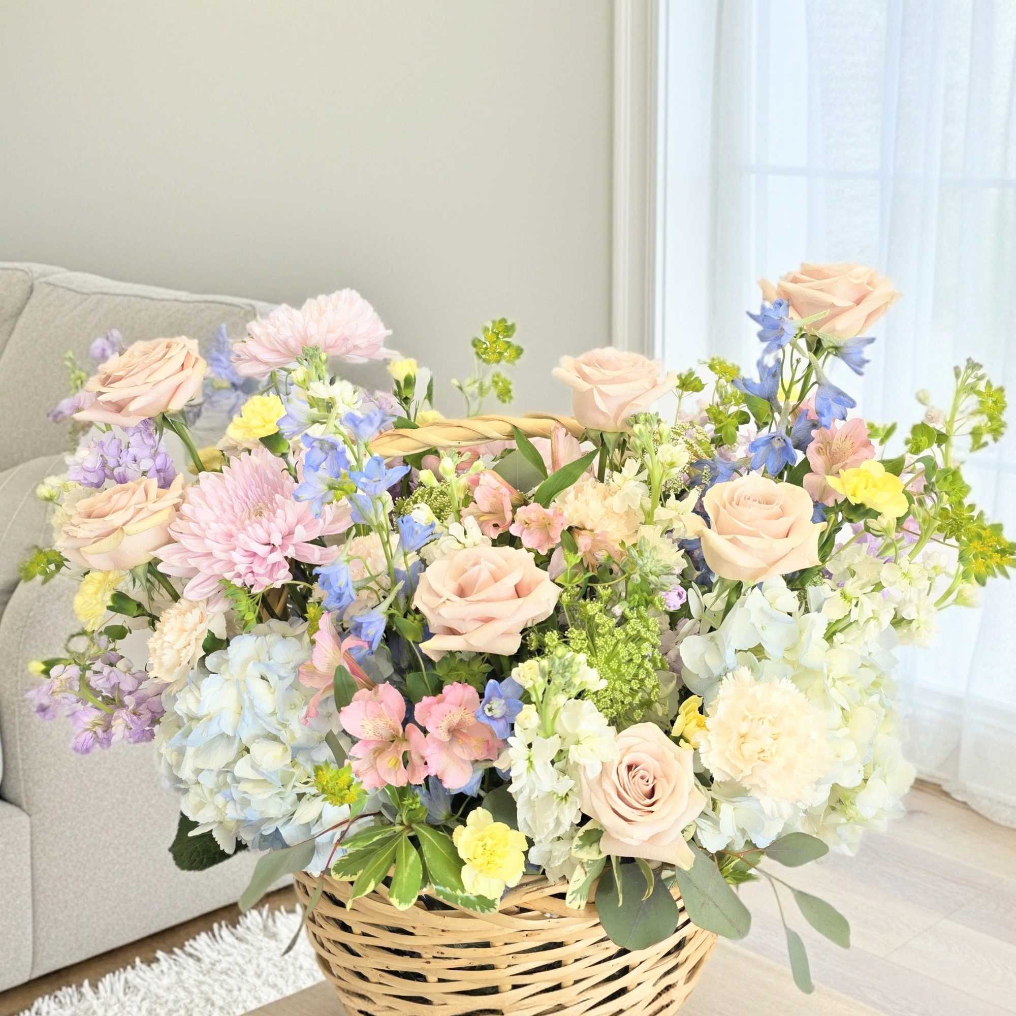 A generous, garden-style basket that feels like a sunlit spring morning -