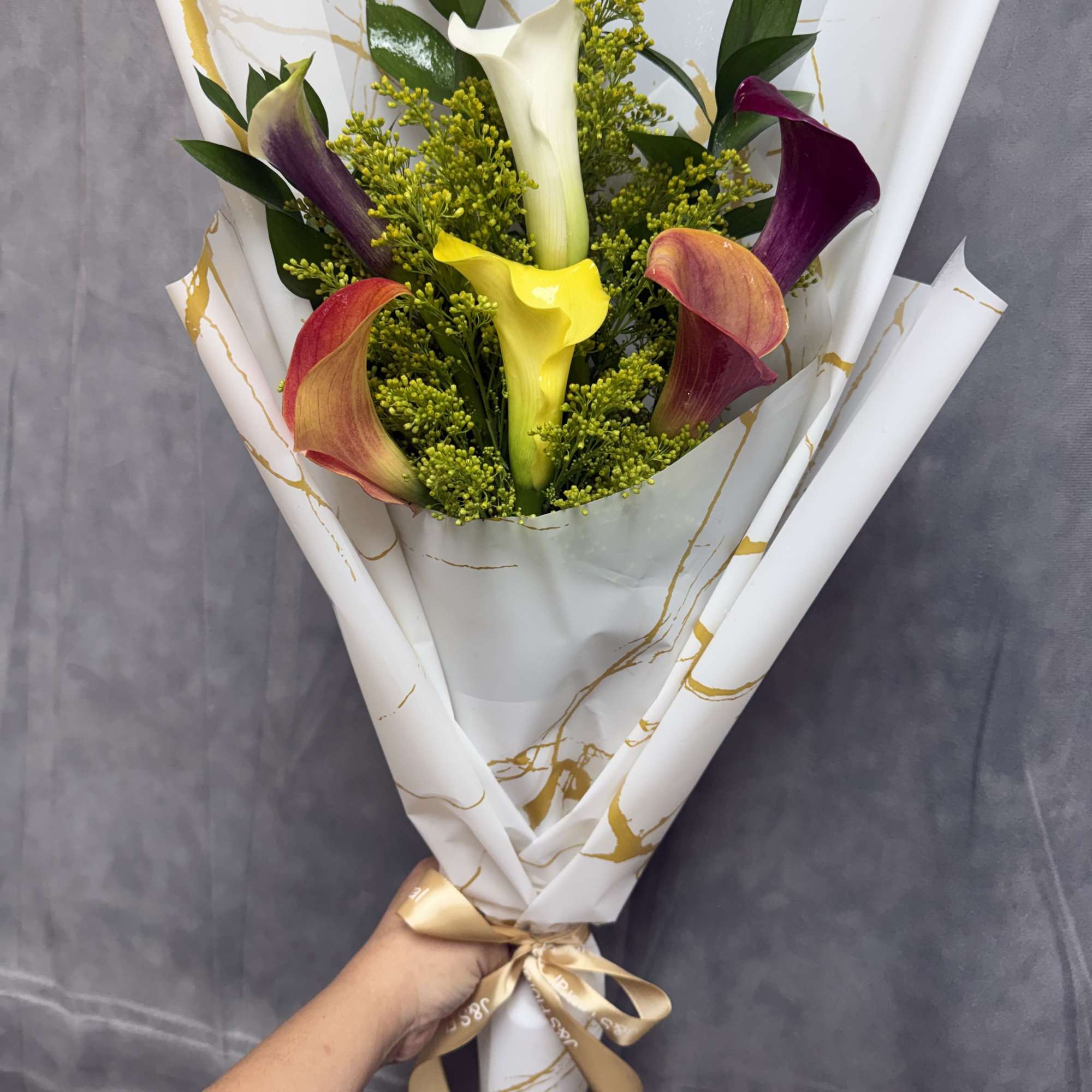 A stunning collection of six elegant calla lilies in a beautiful mix