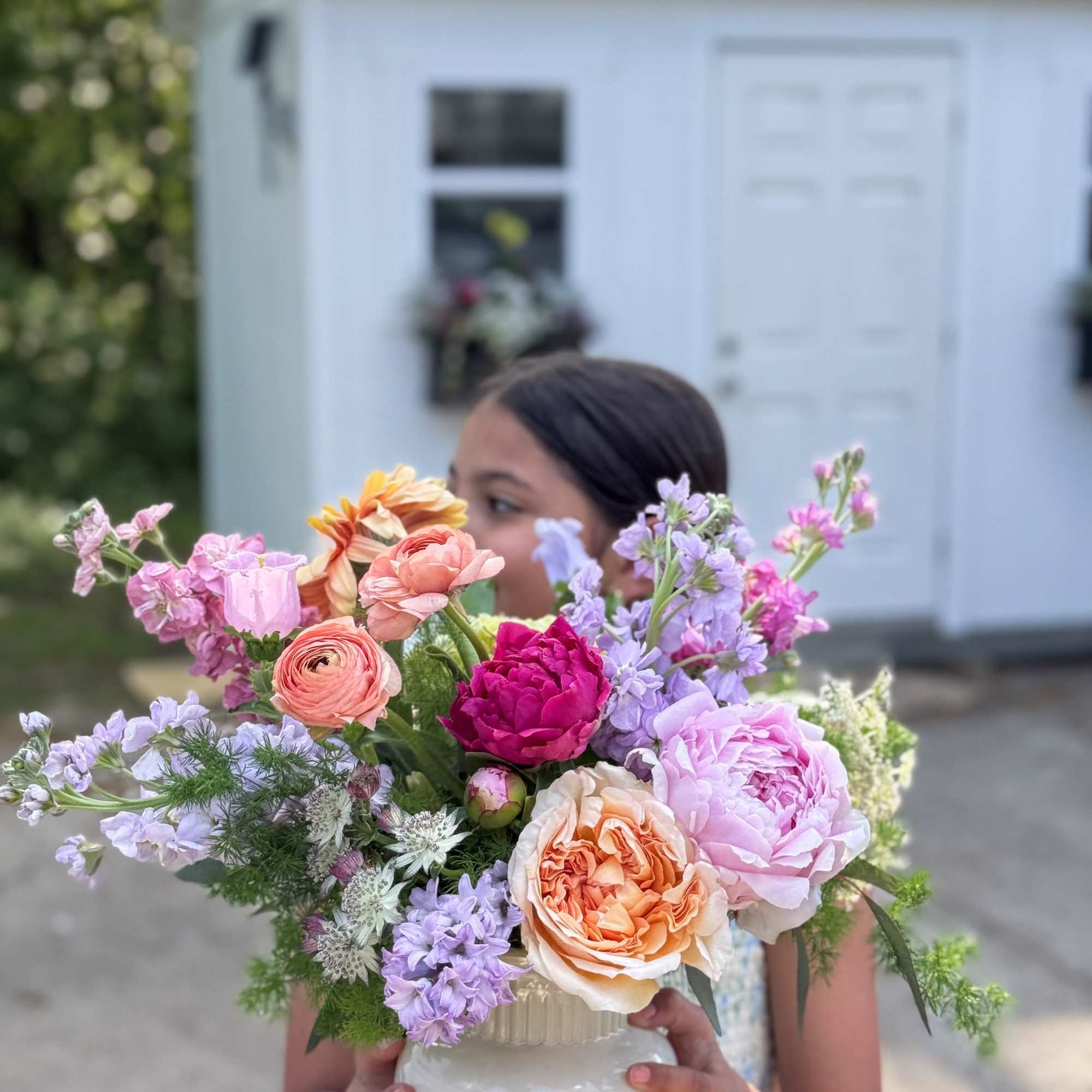  A magnificent display of garden-like blooms. Seasonal flowers designed in a