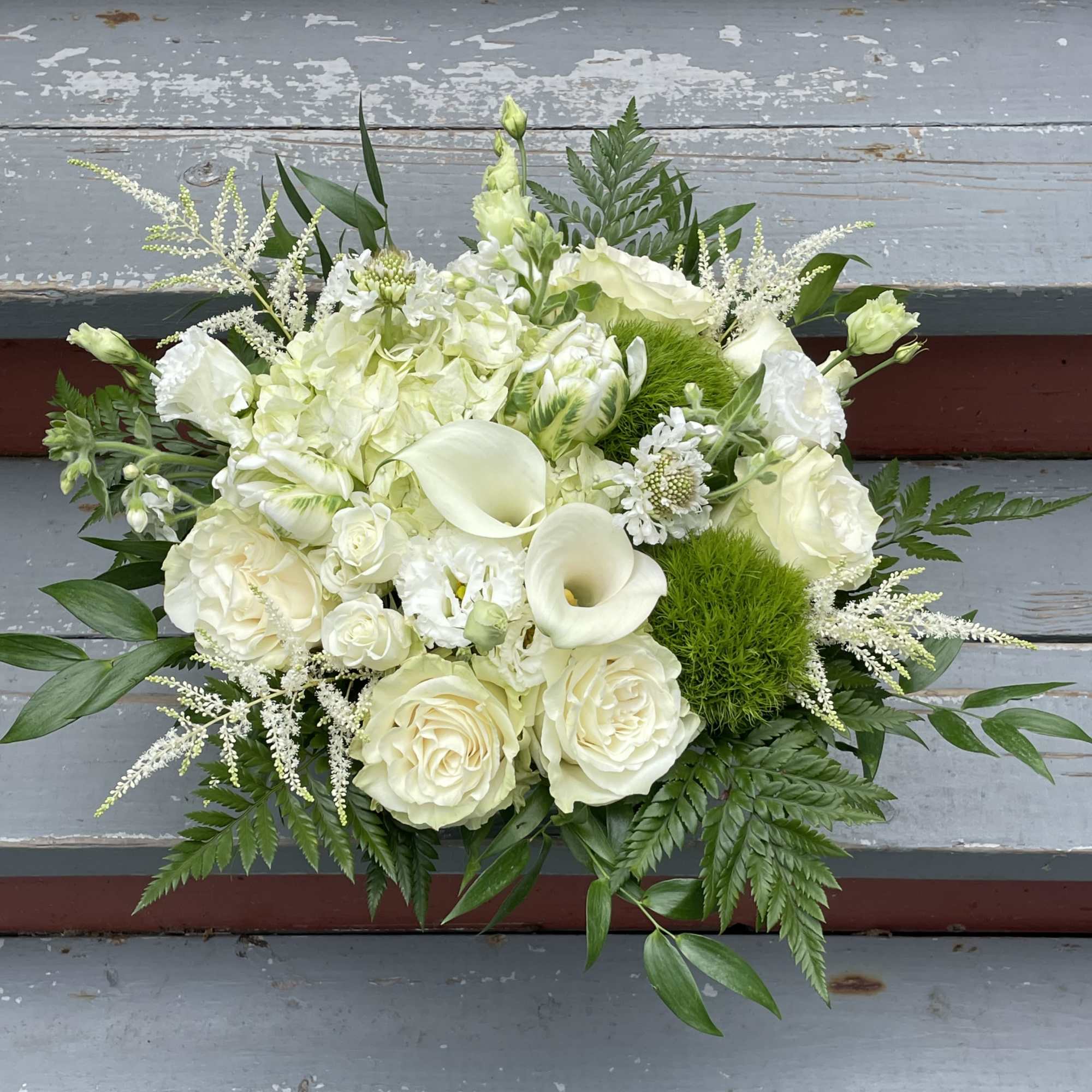 An elegant arrangement with a classic and fresh green and white color