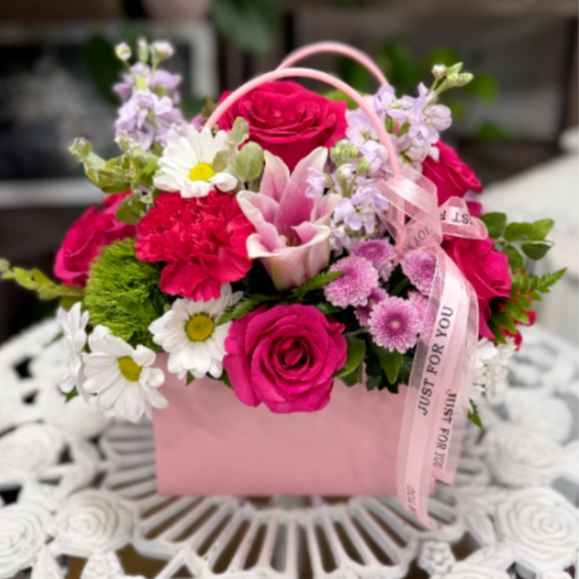Beautiful, fresh, and super cute flower arrangement. 
Small flower bag. 
Includes a