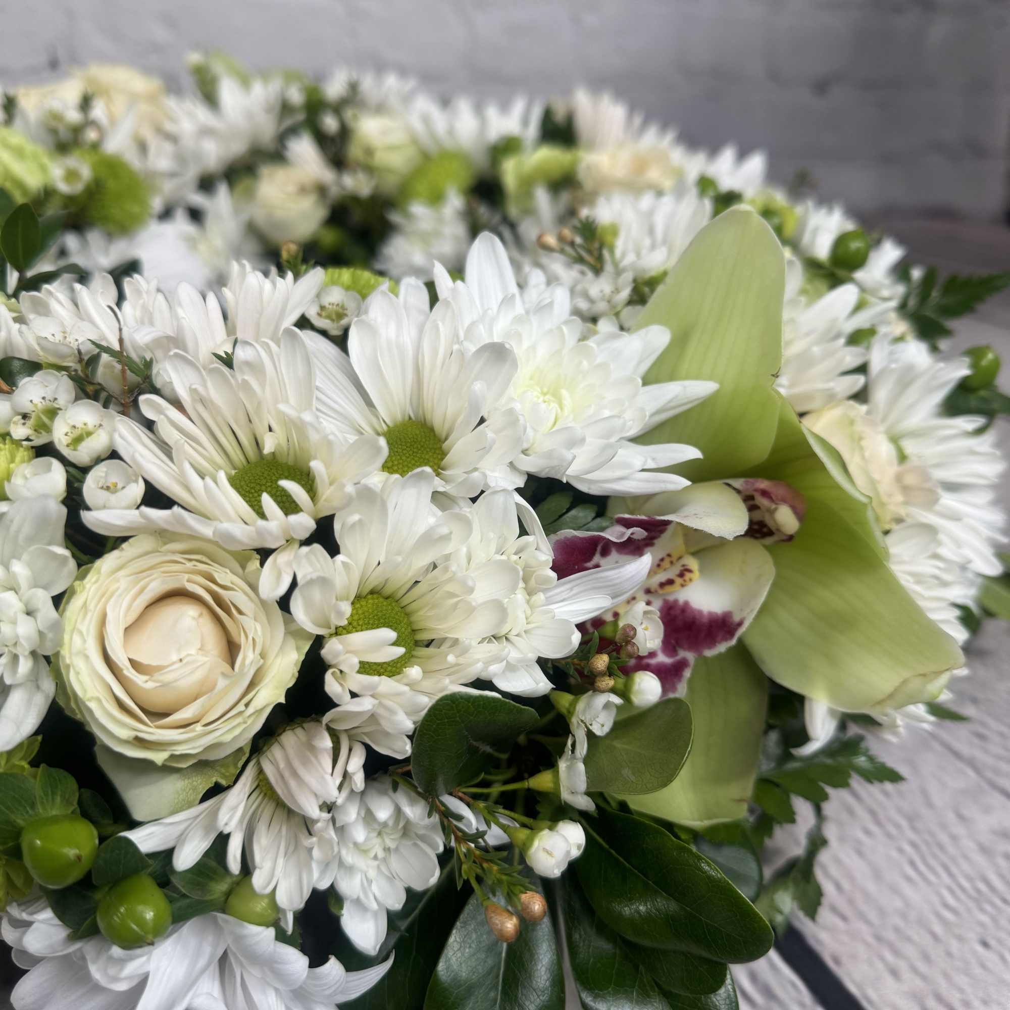 White daisy bouquet with cream roses and green calla lilies