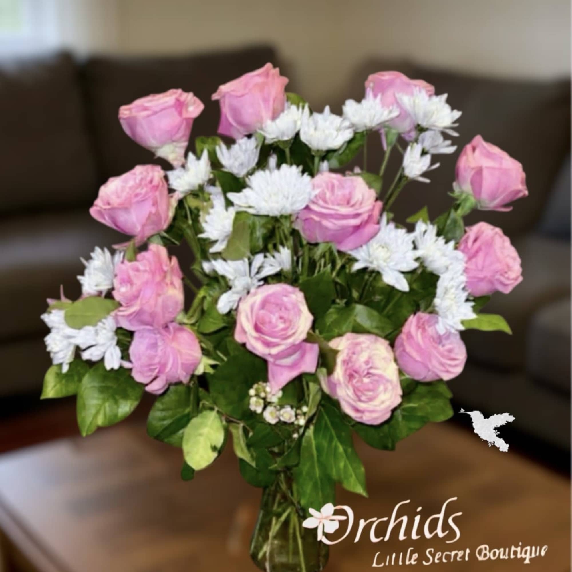 Pink roses and white daisies in a glass vase, photo 2 of 2