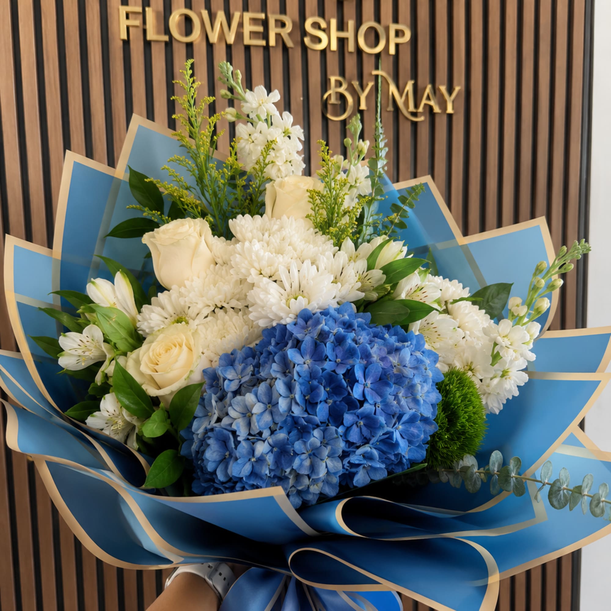 A striking cluster of blue hydrangea sets the tone for this blue-and-white
