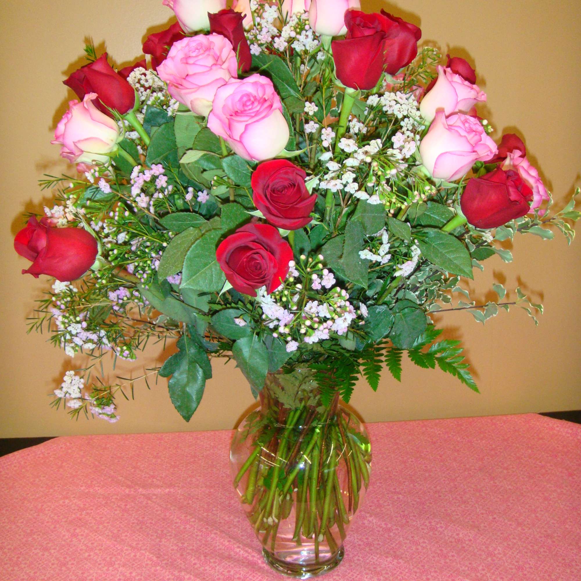 Bouquet of red and pink roses in a clear glass vase, photo 4 of 4