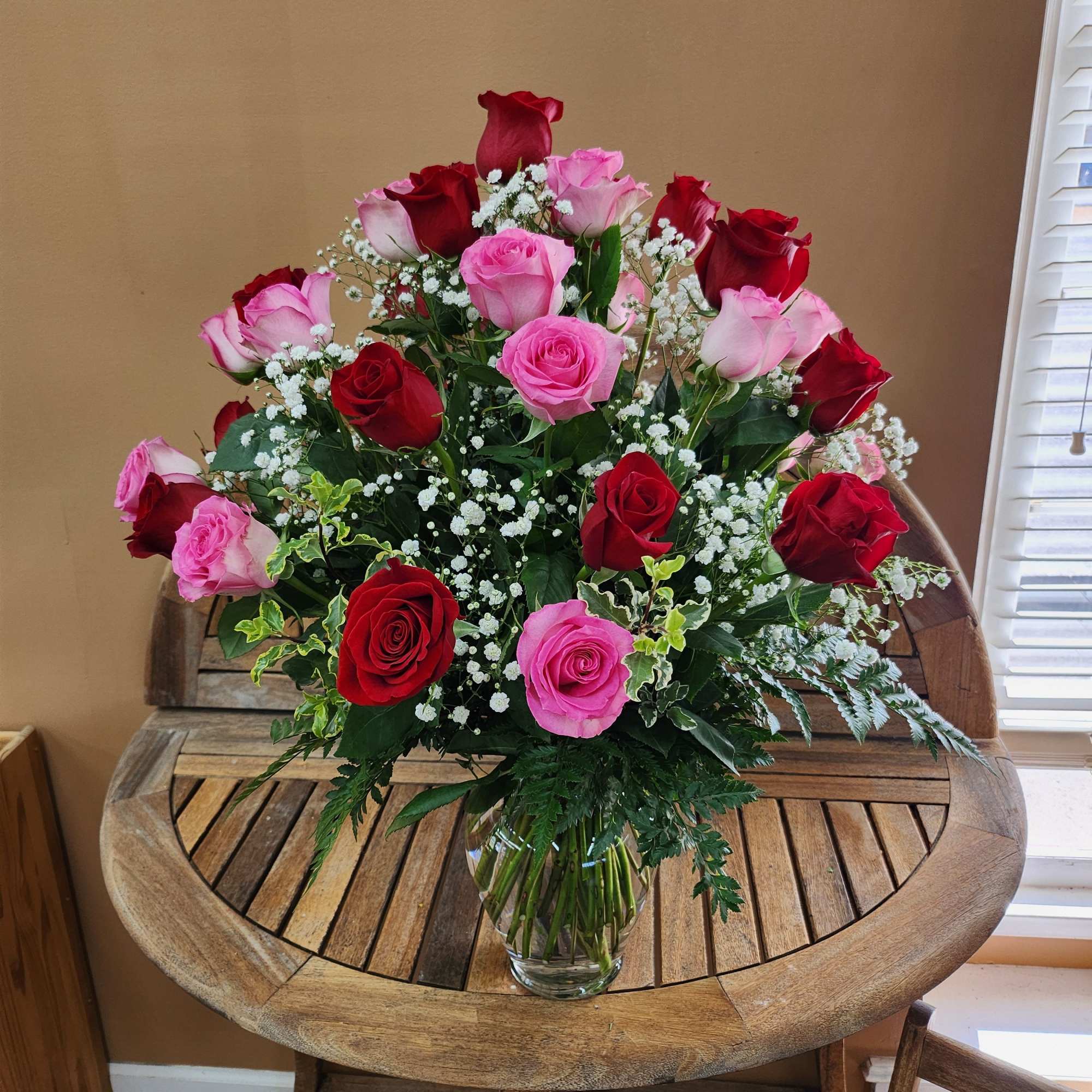 Bouquet of red and pink roses in a clear glass vase, photo 2 of 4